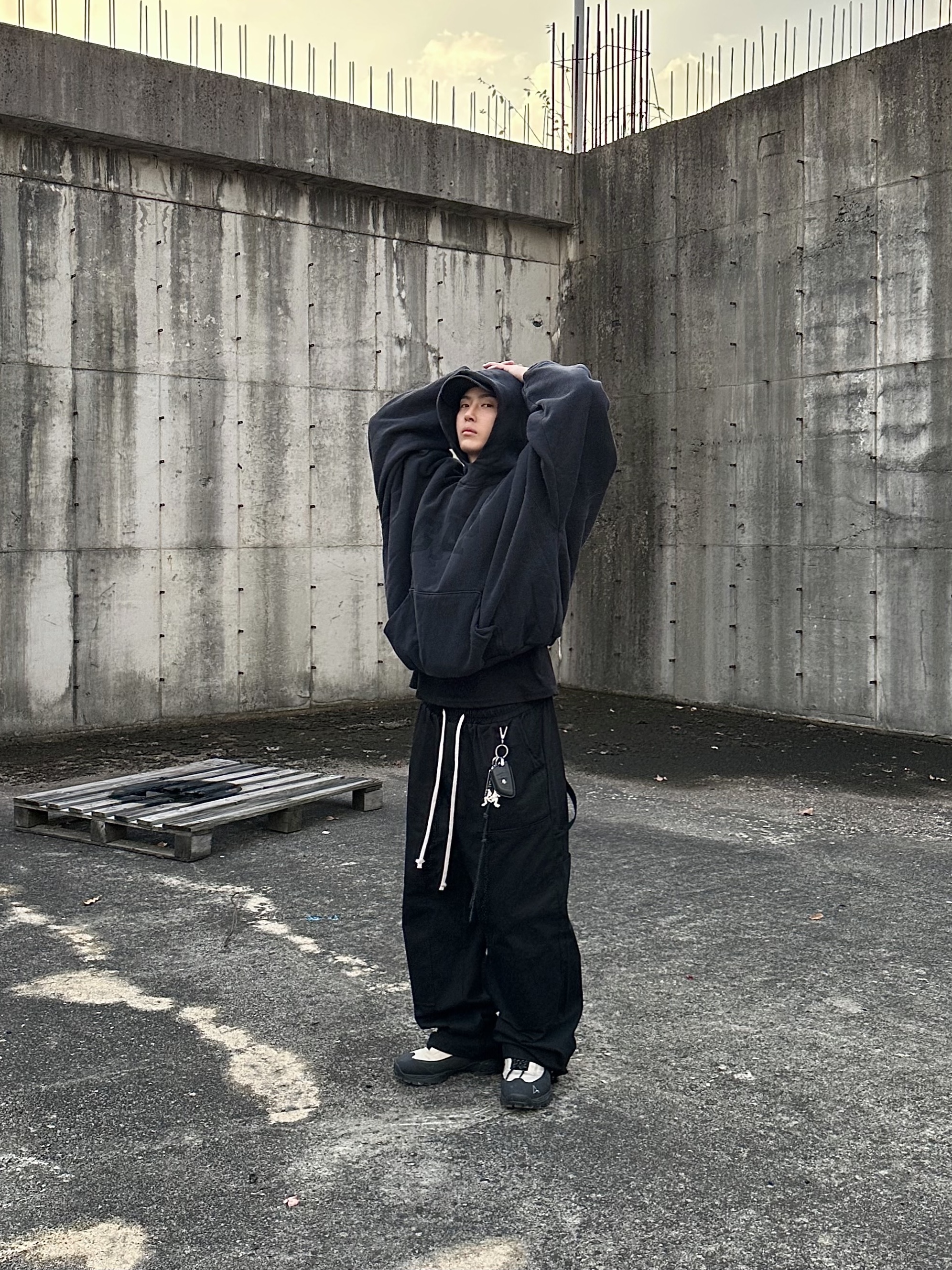 Yeezy Gap Engineered By Balenciaga Dove Hoodie Washed Black, Roa Hiking Katharina Ecostep Vibram Sole Sand 착용 스타일 - 1