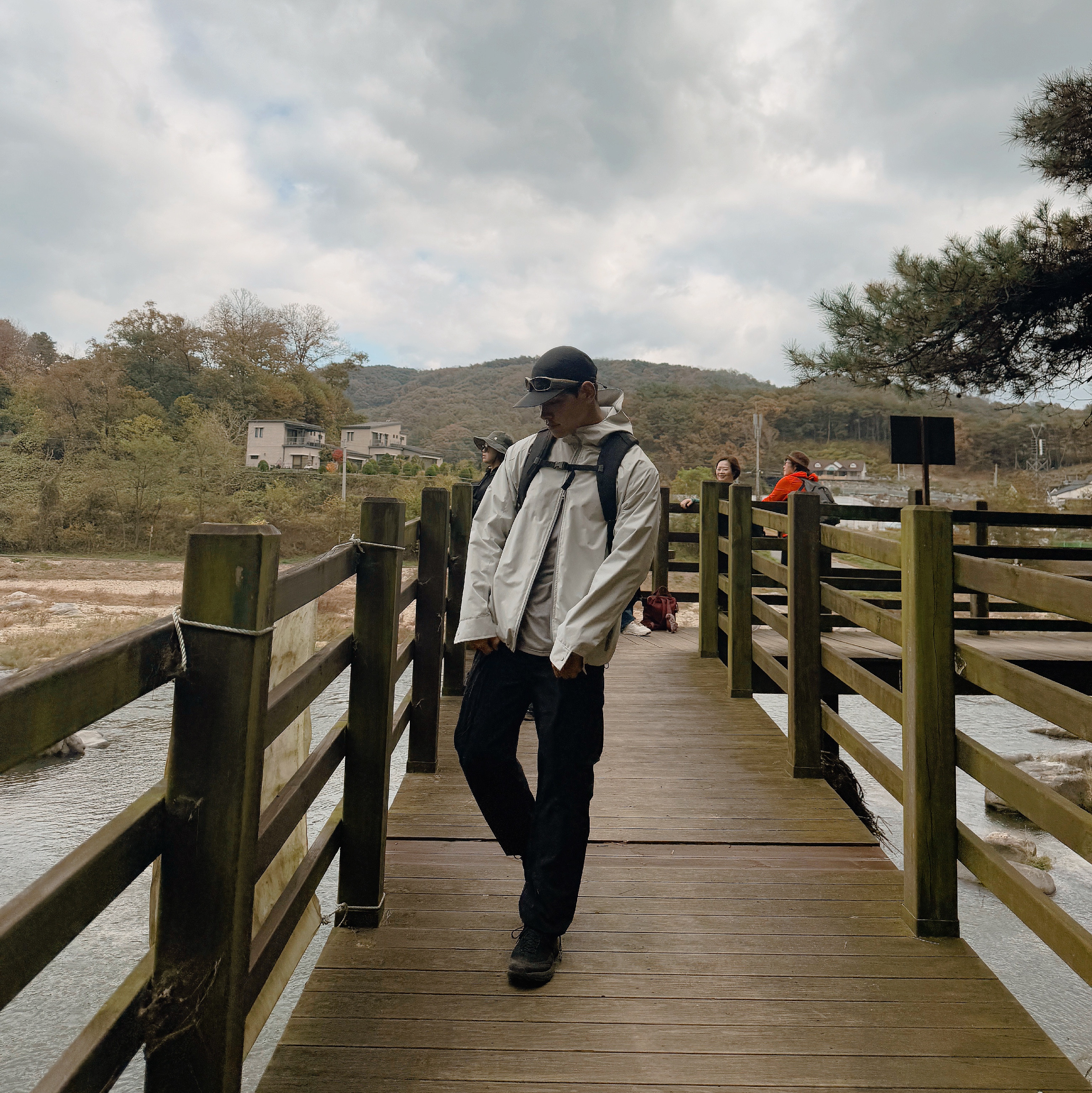 Sansan Gear Zipper Jacket Off White - 23SS, Arc'teryx Norvan Regular Brim Hat Black 착용 스타일