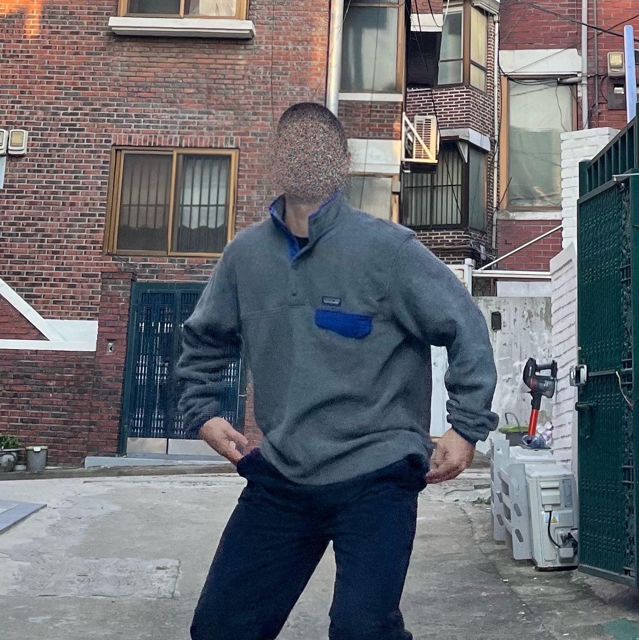 Patagonia Lightweight Synchilla Snap-T Fleece Pullover Nickel Blue 착용 스타일