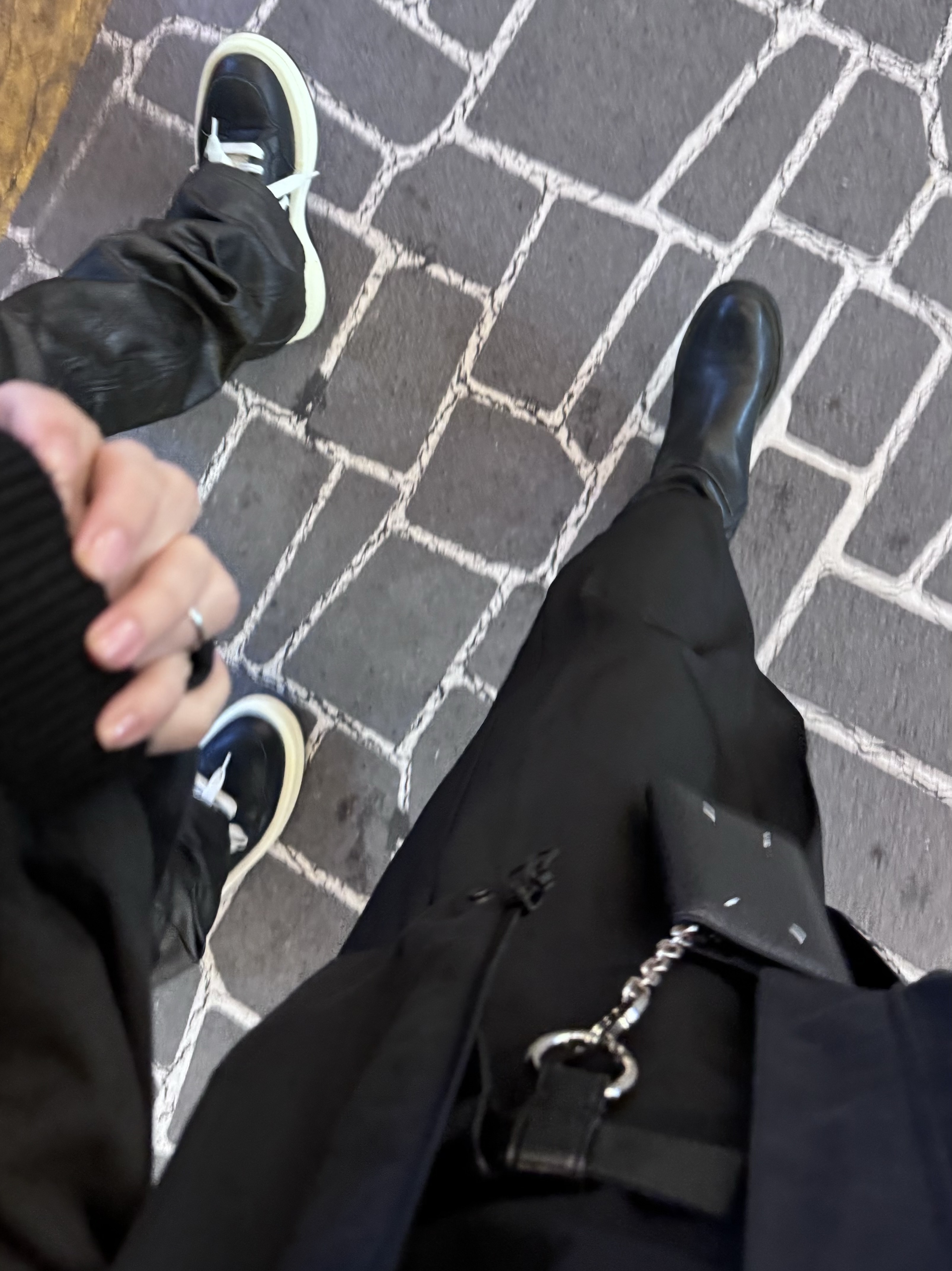 Maison Margiela Keyring Wallet Black, Converse x Drkshdw Turbowpn Black Cream 착용 스타일