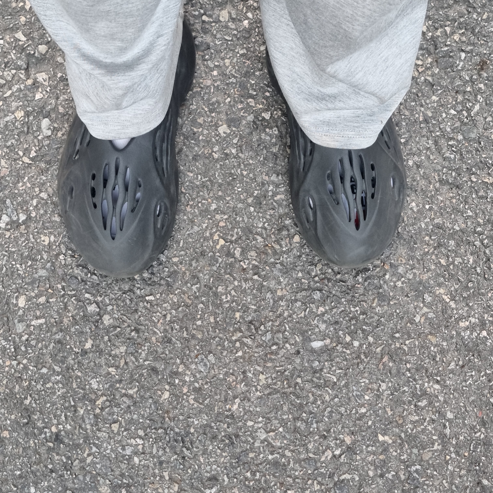 Adidas Yeezy Foam RNNR Onyx 착용 스타일