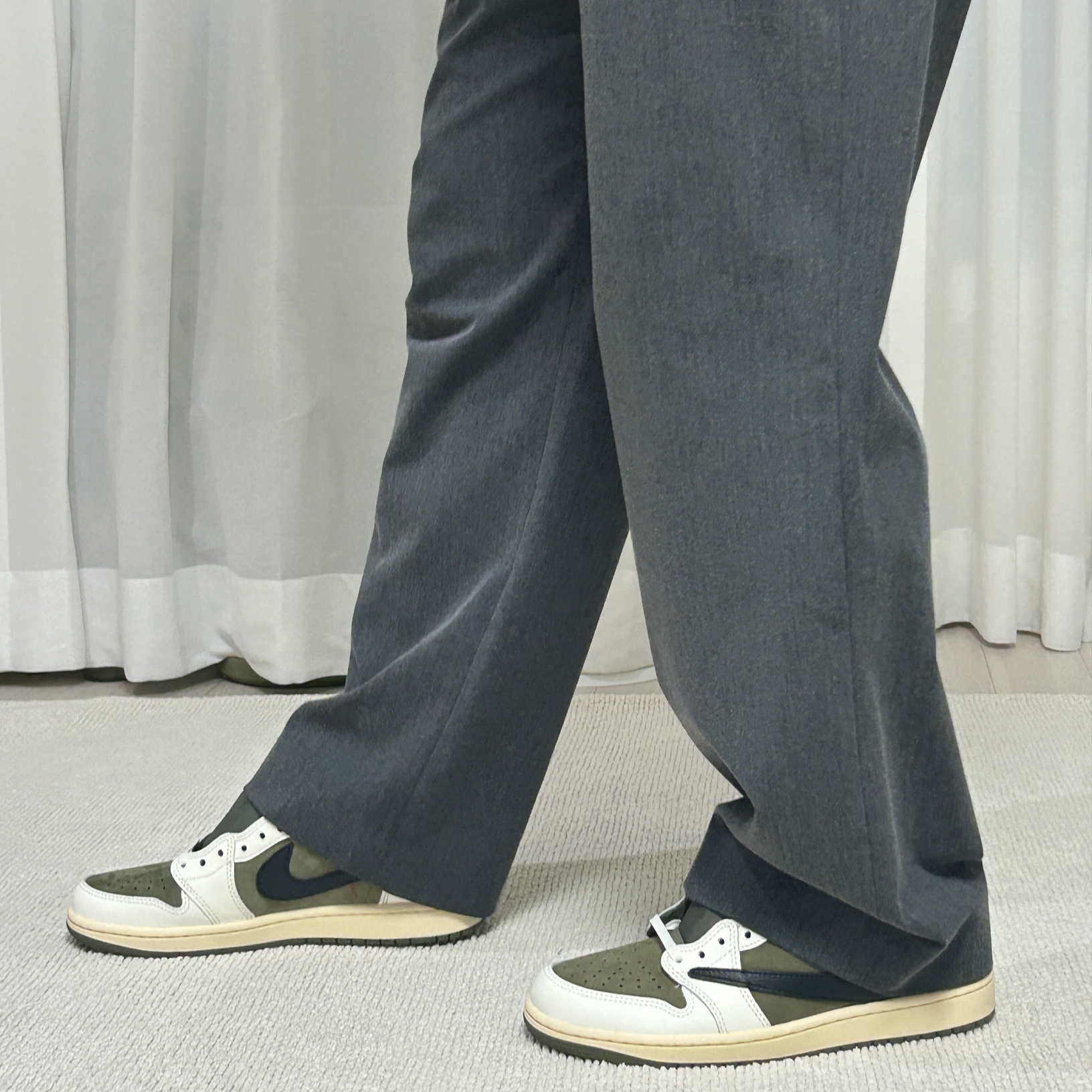 Jordan 1 x Travis Scott Retro Low OG SP Reverse Olive, Stussy Leather Big OL' Shorts Black 착용 스타일 - 3