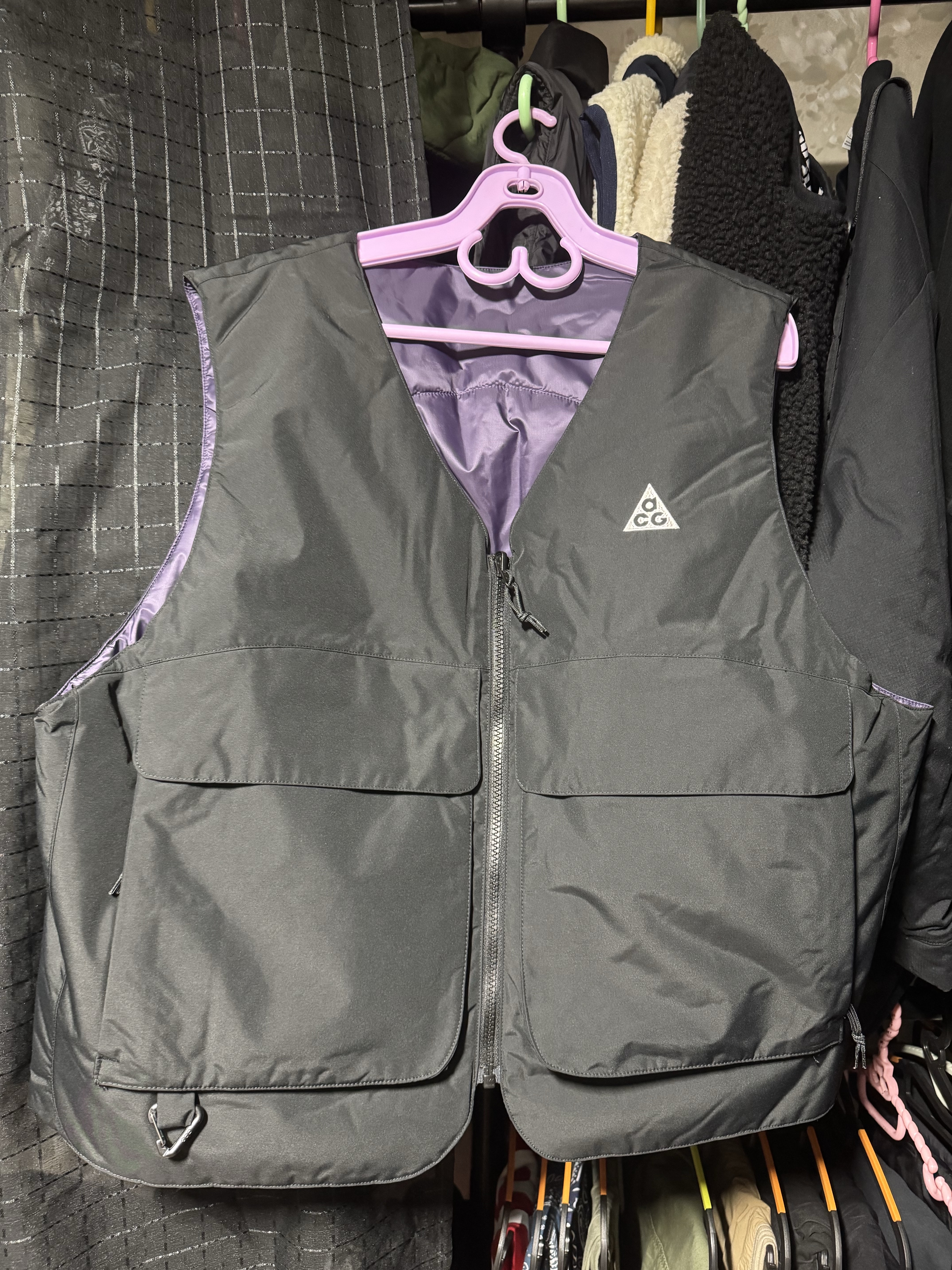 Nike ACG Primaloft Skull Peak Reversible Vest Black Dark Raisin - Asia, Nike ACG Primaloft Skull Peak Reversible Vest Black Dark Raisin - US/EU 착용 스타일 - 1