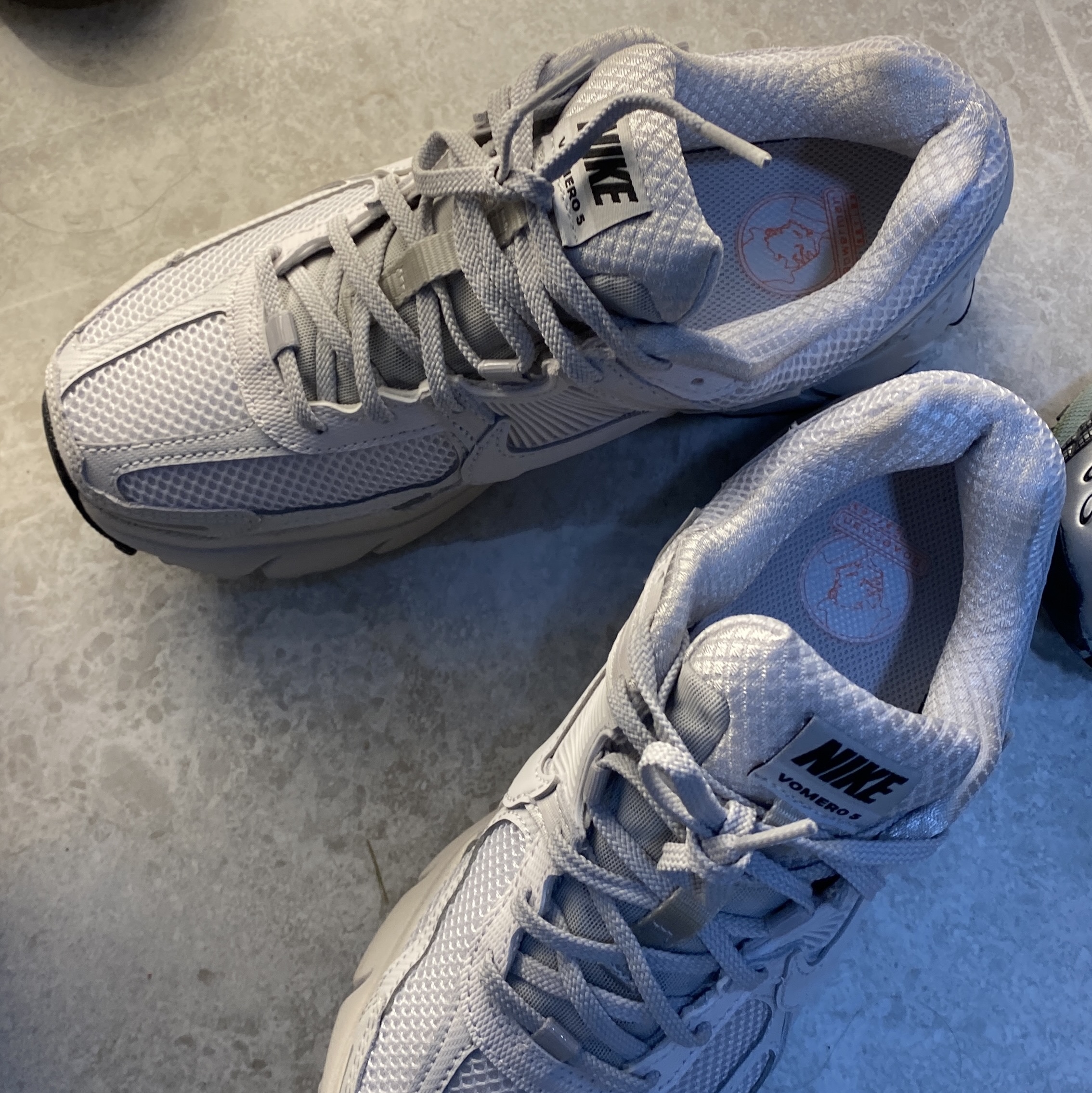(W) Nike Zoom Vomero 5 White Vast Grey 착용 스타일