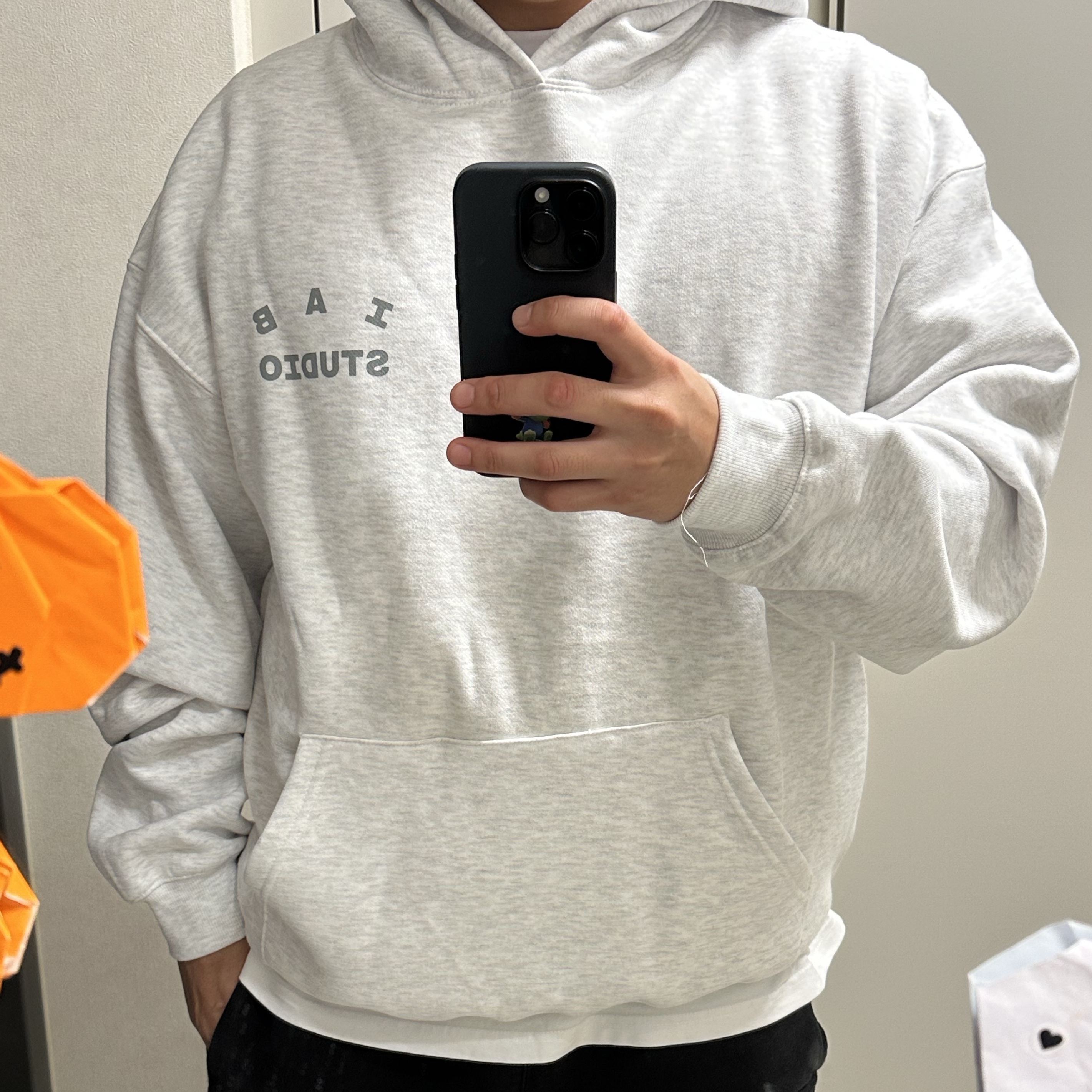 IAB Studio Hoodie Light Gray 착용 스타일