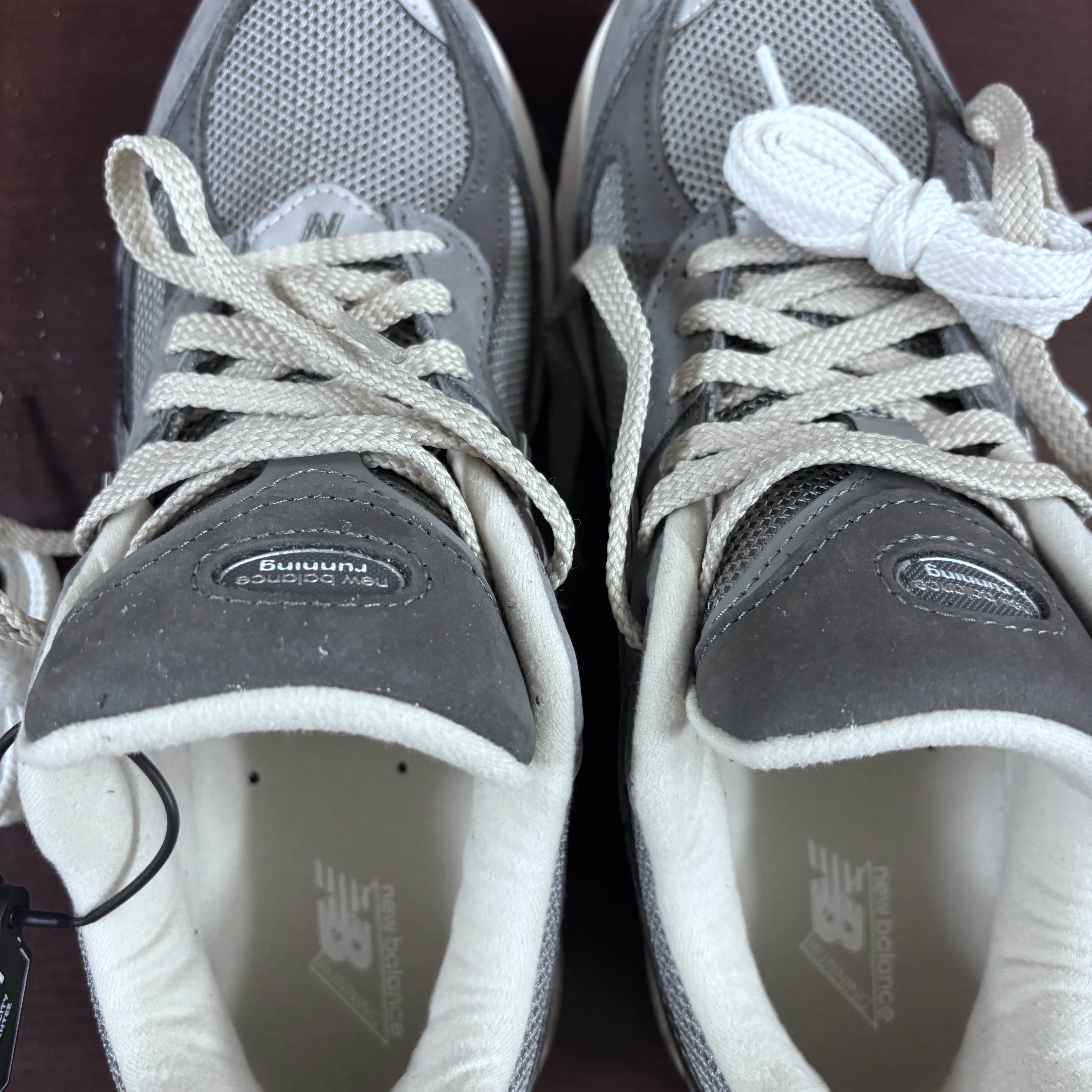 New Balance 2002R Premium Vintage Grey 착용 스타일