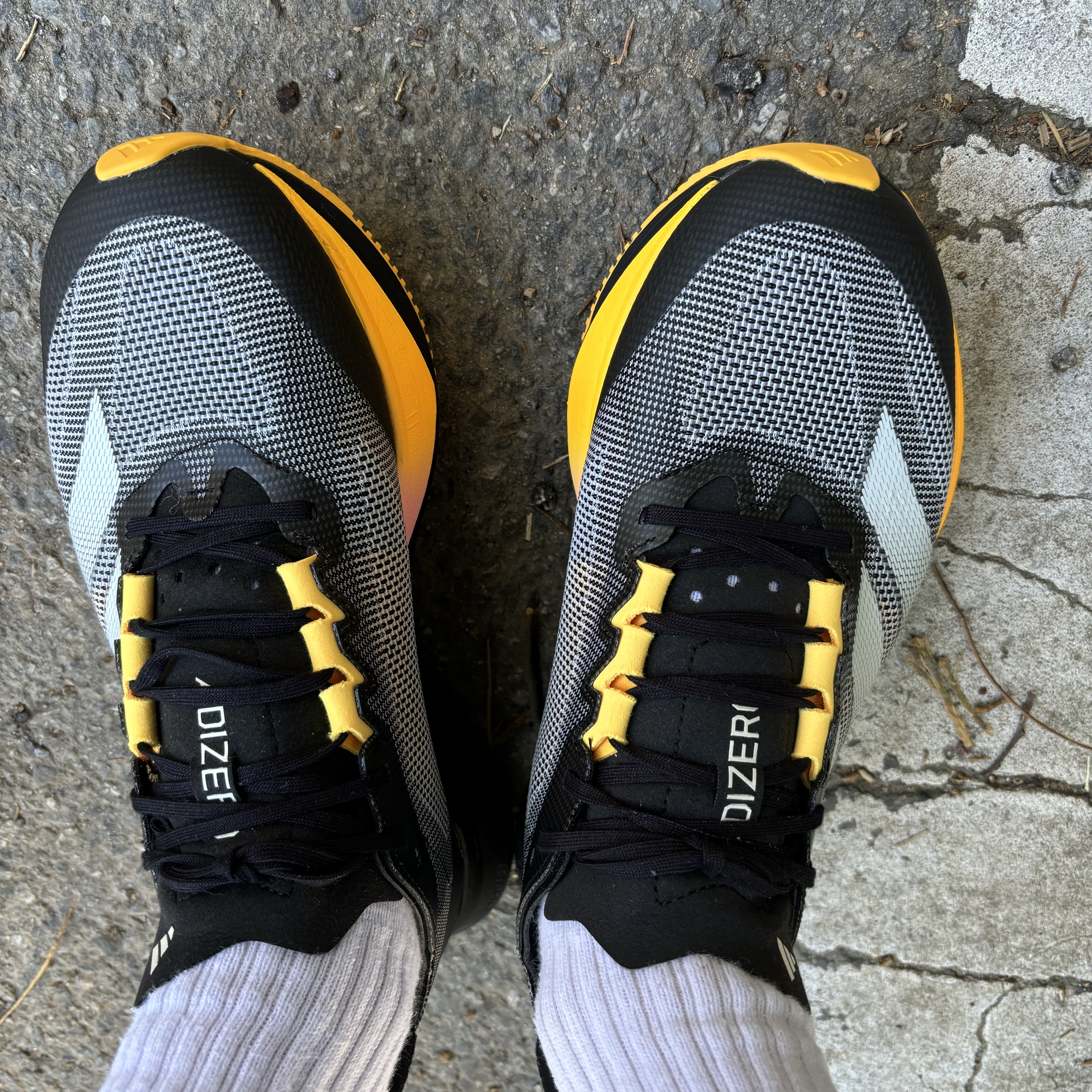 Adidas Adizero Boston 12 Core Black Zero Metalic 착용 스타일
