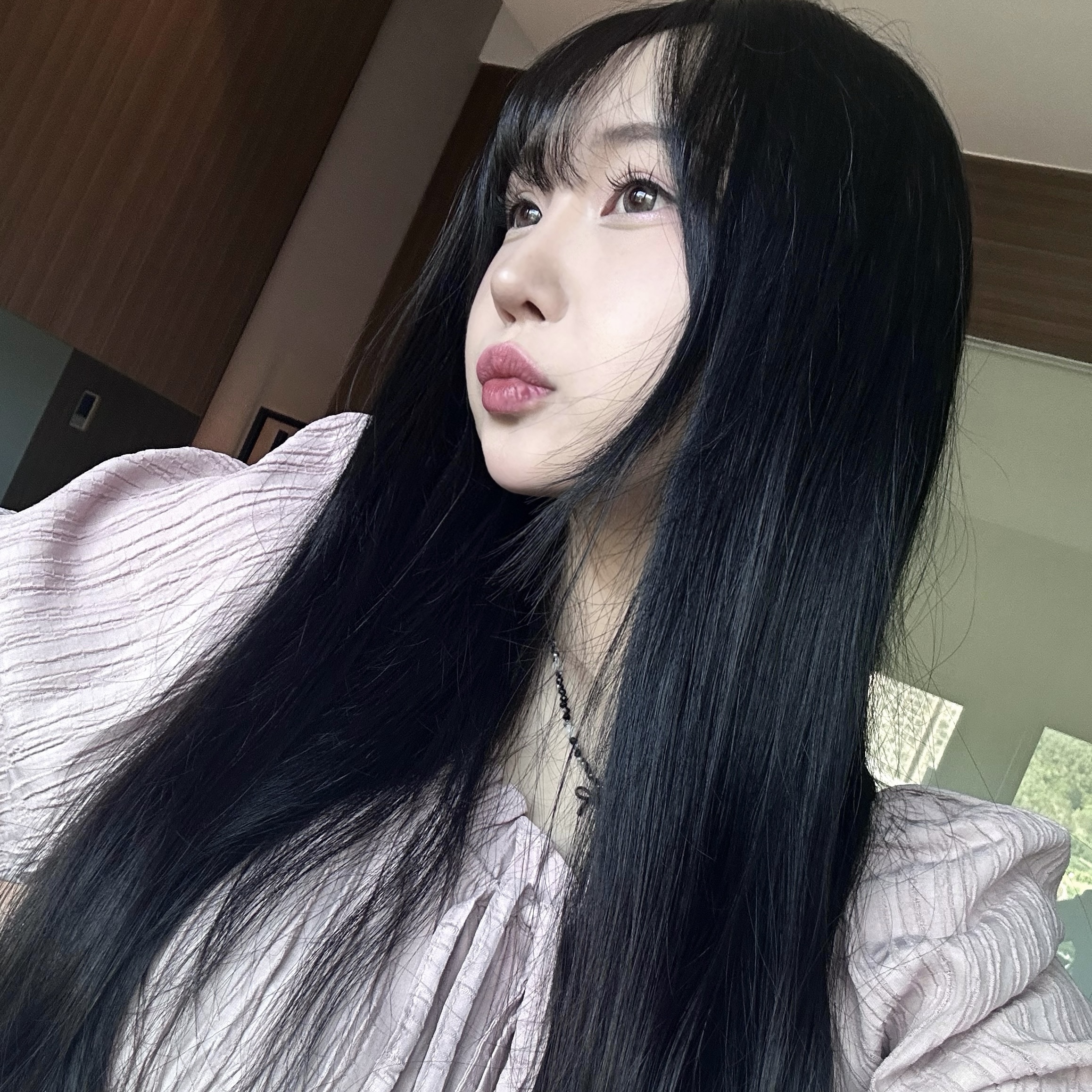 Nike V2K Run Summit White Metallic Silver, Matin Kim Madeleine Round Bag Pink 착용 스타일 - 1