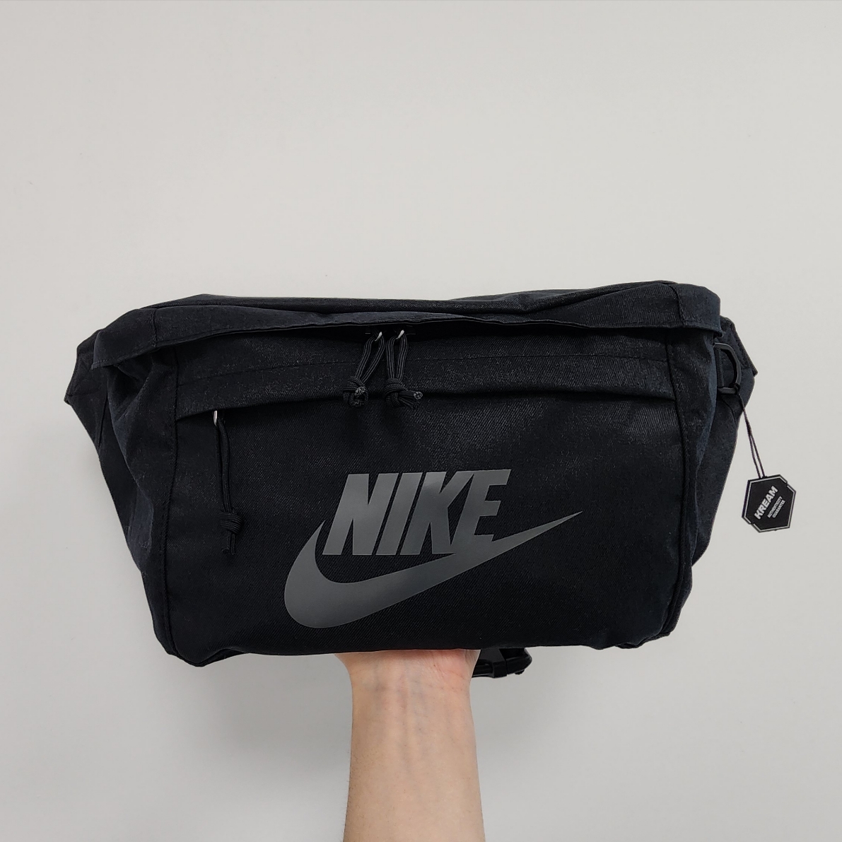 Nike Tech Hip Pack 10L Black Anthracite 착용 스타일 - 1