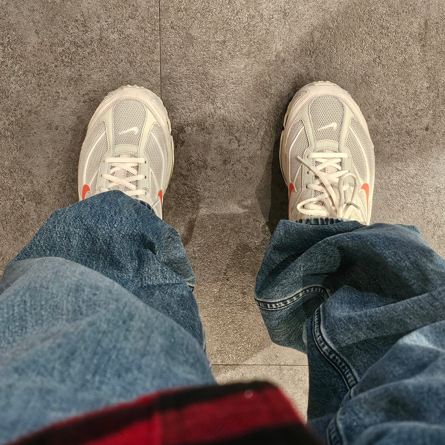 Nike Shox Ride 2 Light Bone and Turf Orange 착용 스타일 - 2