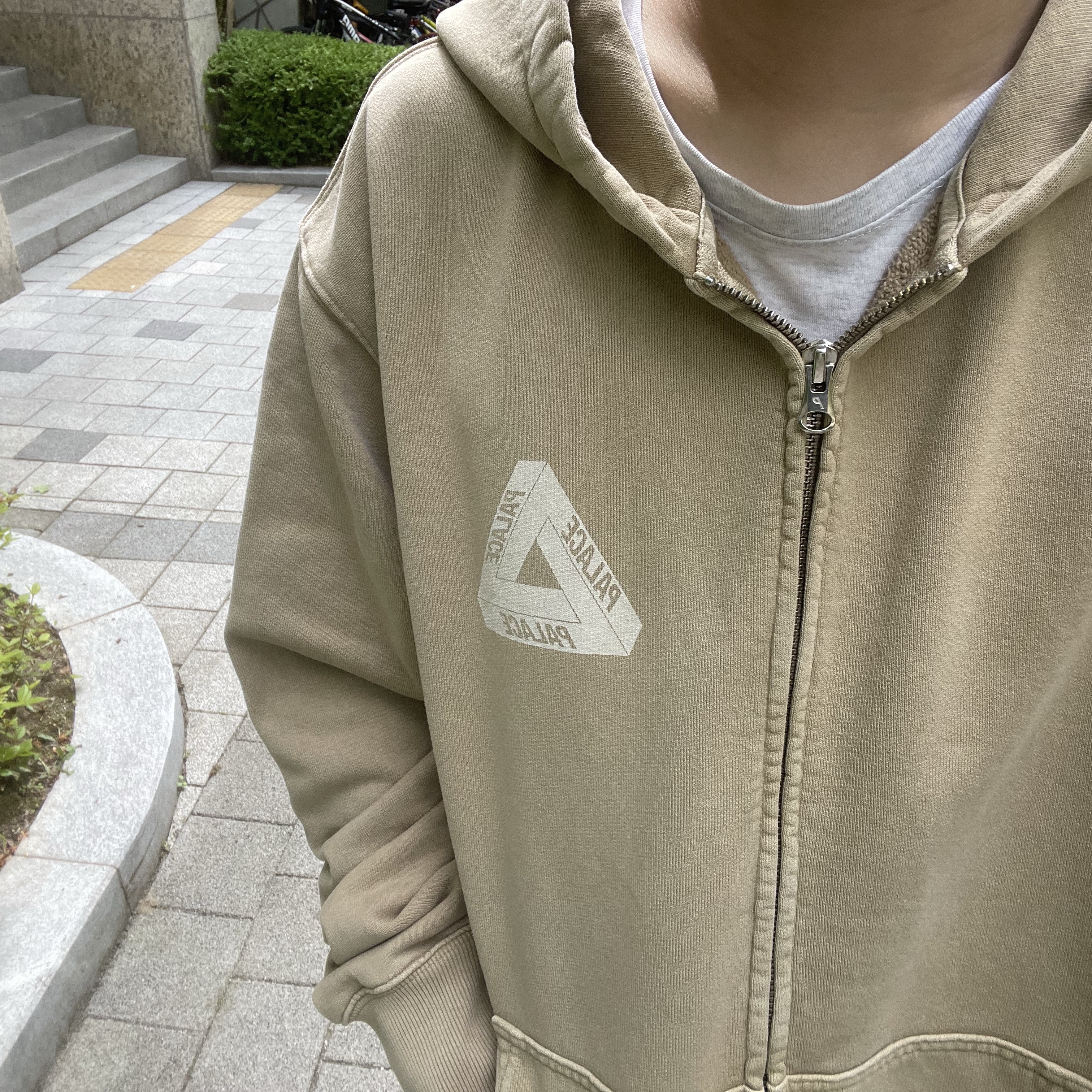 Jordan 1 x Travis Scott x Fragment Retro Low OG SP Military Blue, Palace Pigment Wash Tri-Ferg Zip Hood Stone - 24SS 착용 스타일