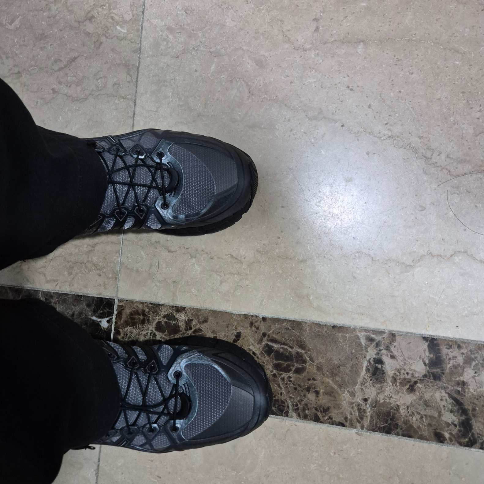 Asics x Unaffected Gel-Kayano 20 Obsidian Grey Black 착용 스타일 - 2