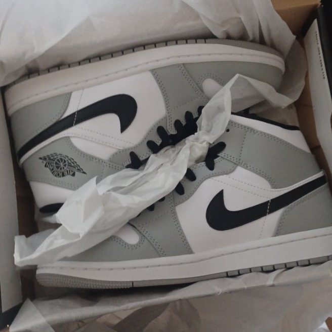 Jordan 1 Mid Light Smoke Grey 착용 스타일