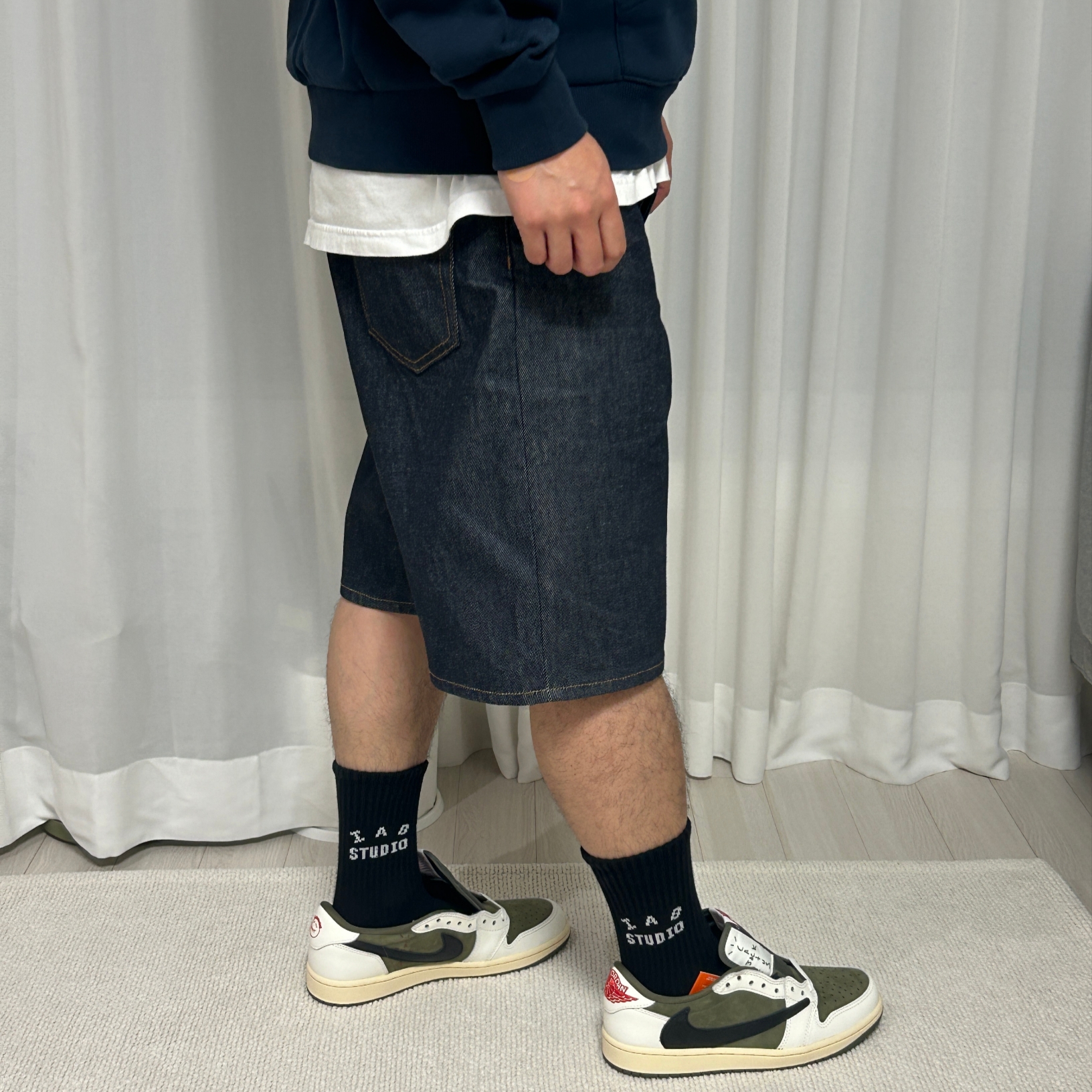 Jordan 1 x Travis Scott Retro Low OG SP Reverse Olive, Stussy Leather Big OL' Shorts Black 착용 스타일 - 2