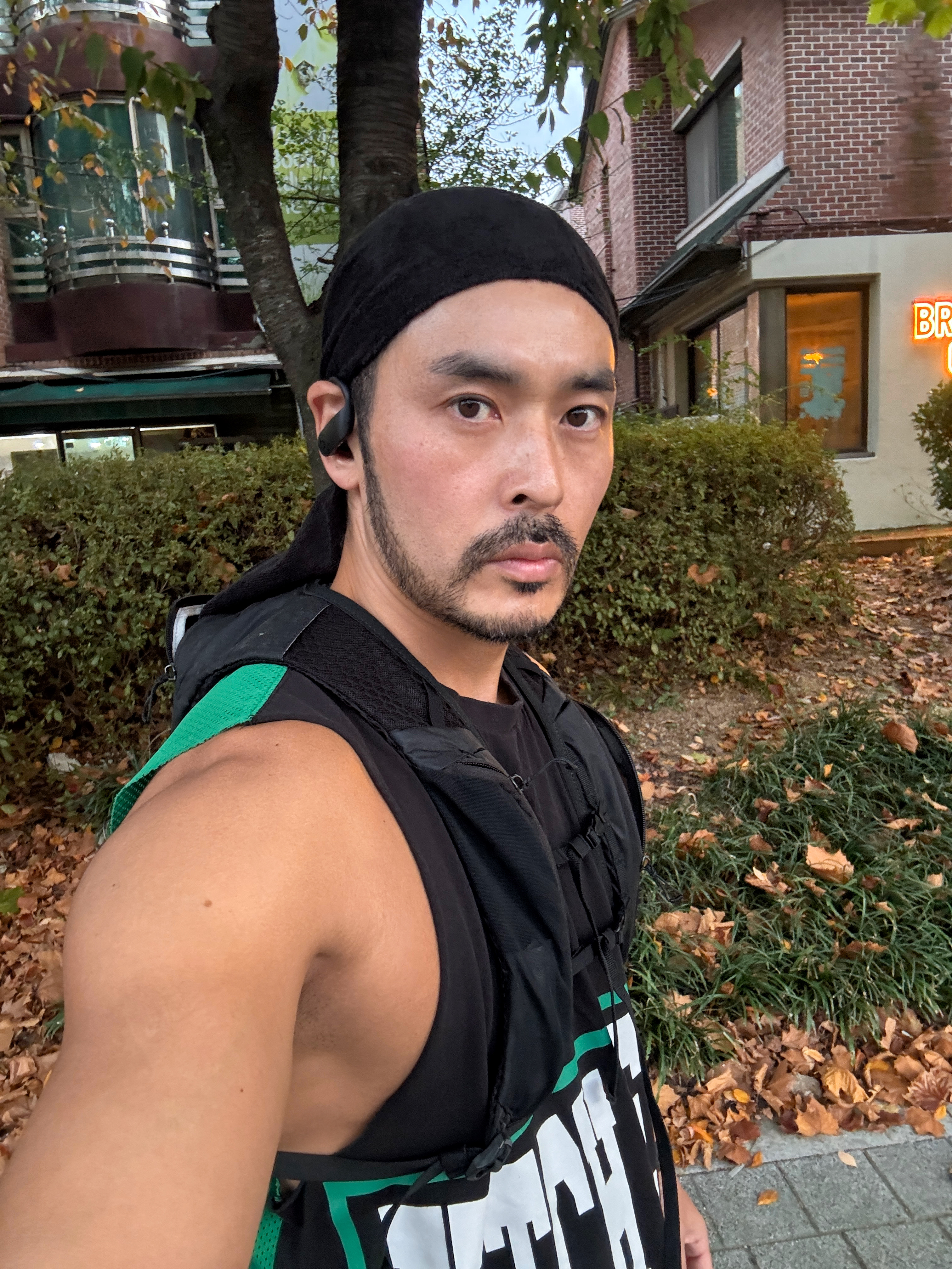 Hoka Bondi 8 Black - Wide, Salomon XT 10 Rucksack Black 착용 스타일 - 3