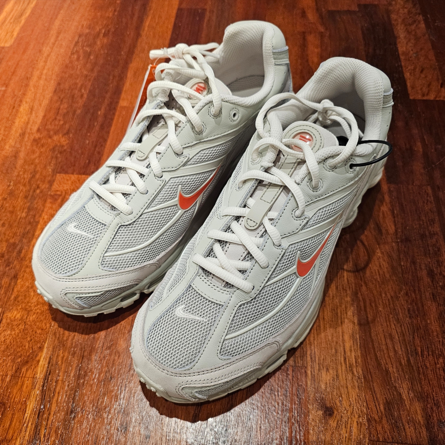 Nike Shox Ride 2 Light Bone and Turf Orange 착용 스타일 - 1