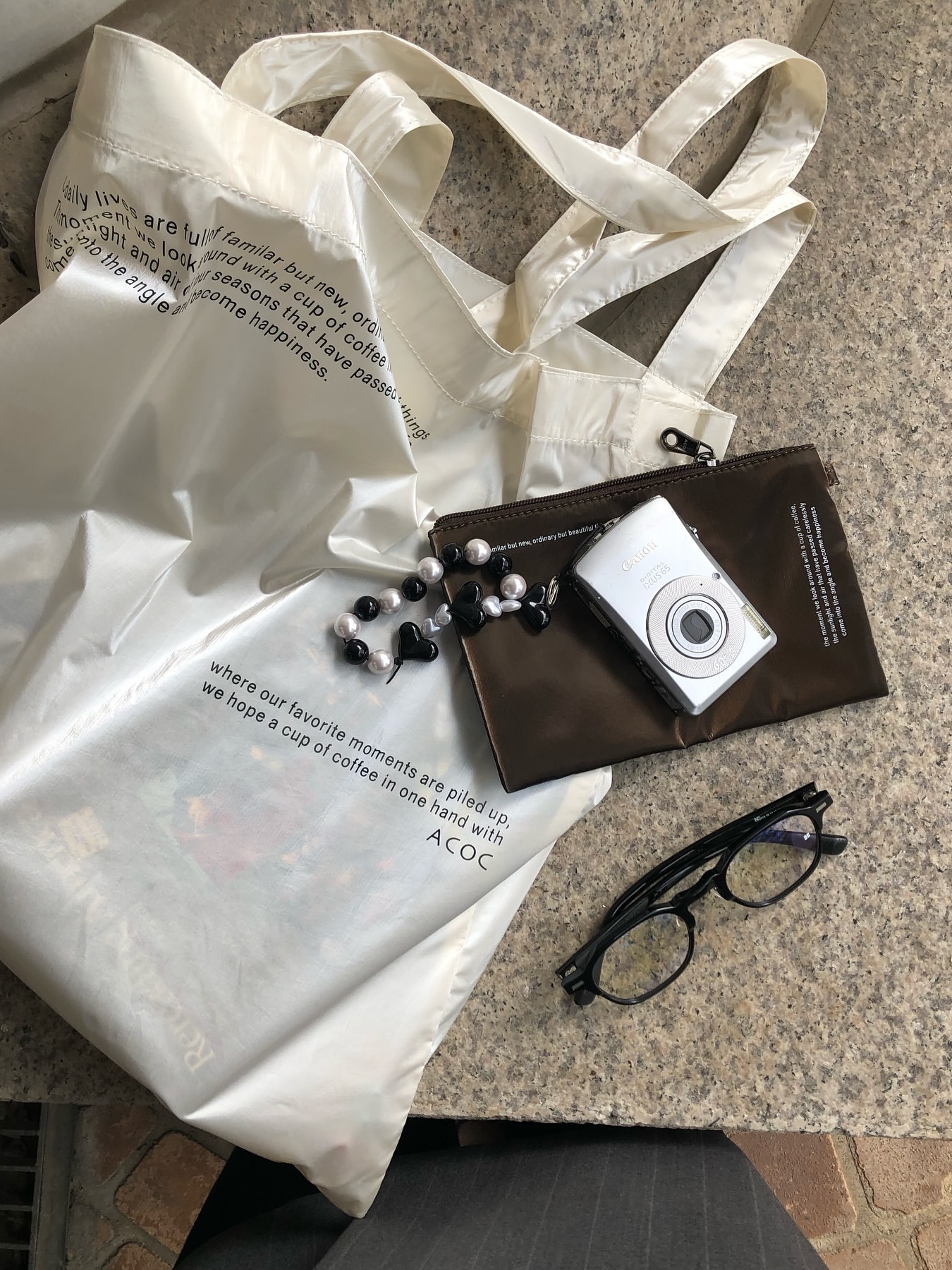ACOC Milestone Pouch Brown 착용 스타일 - 4