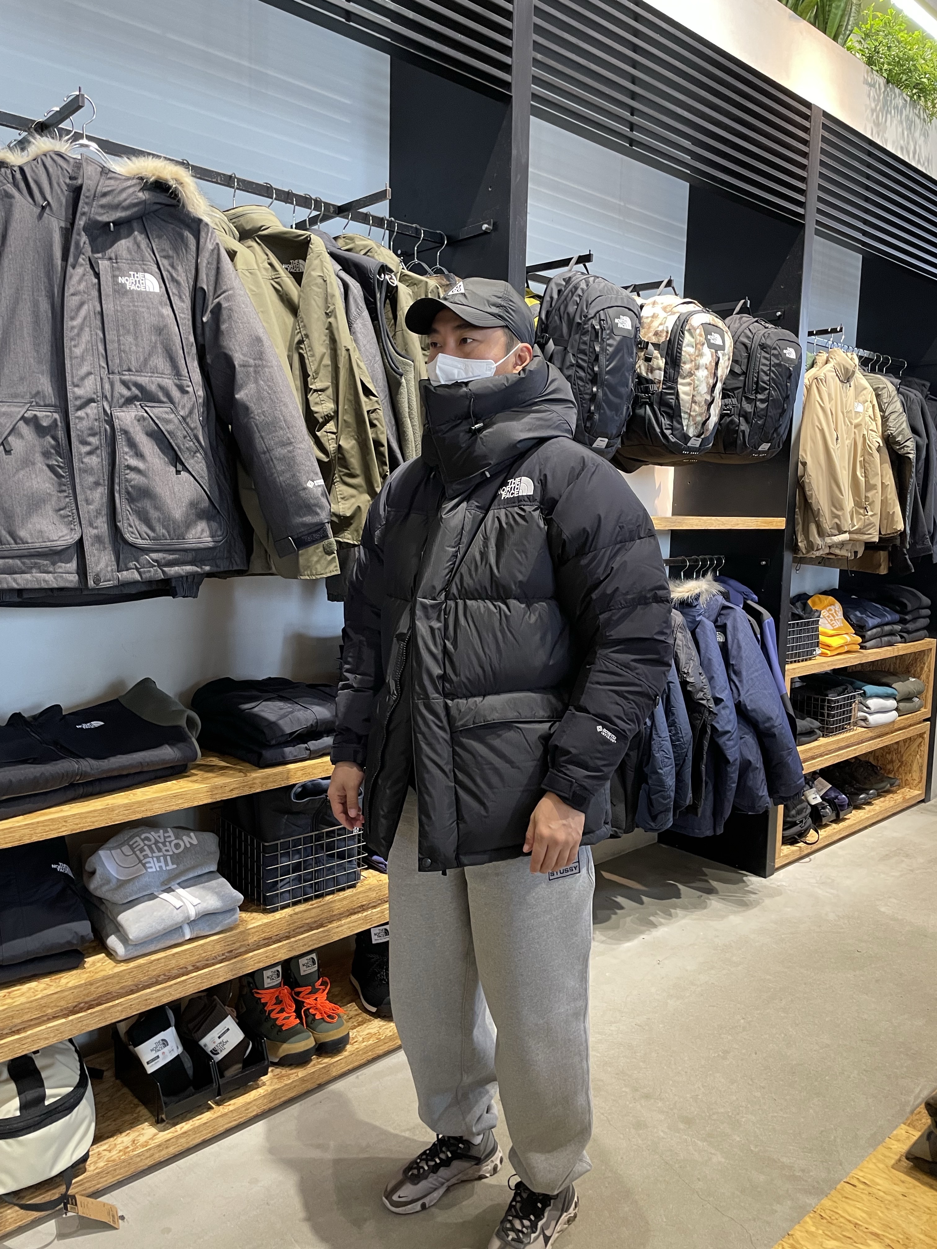 The North Face Him Down Parka Black, Nike x Stussy NRG Fleece Pants Dark Grey Heather (DO9340-063) 착용 스타일