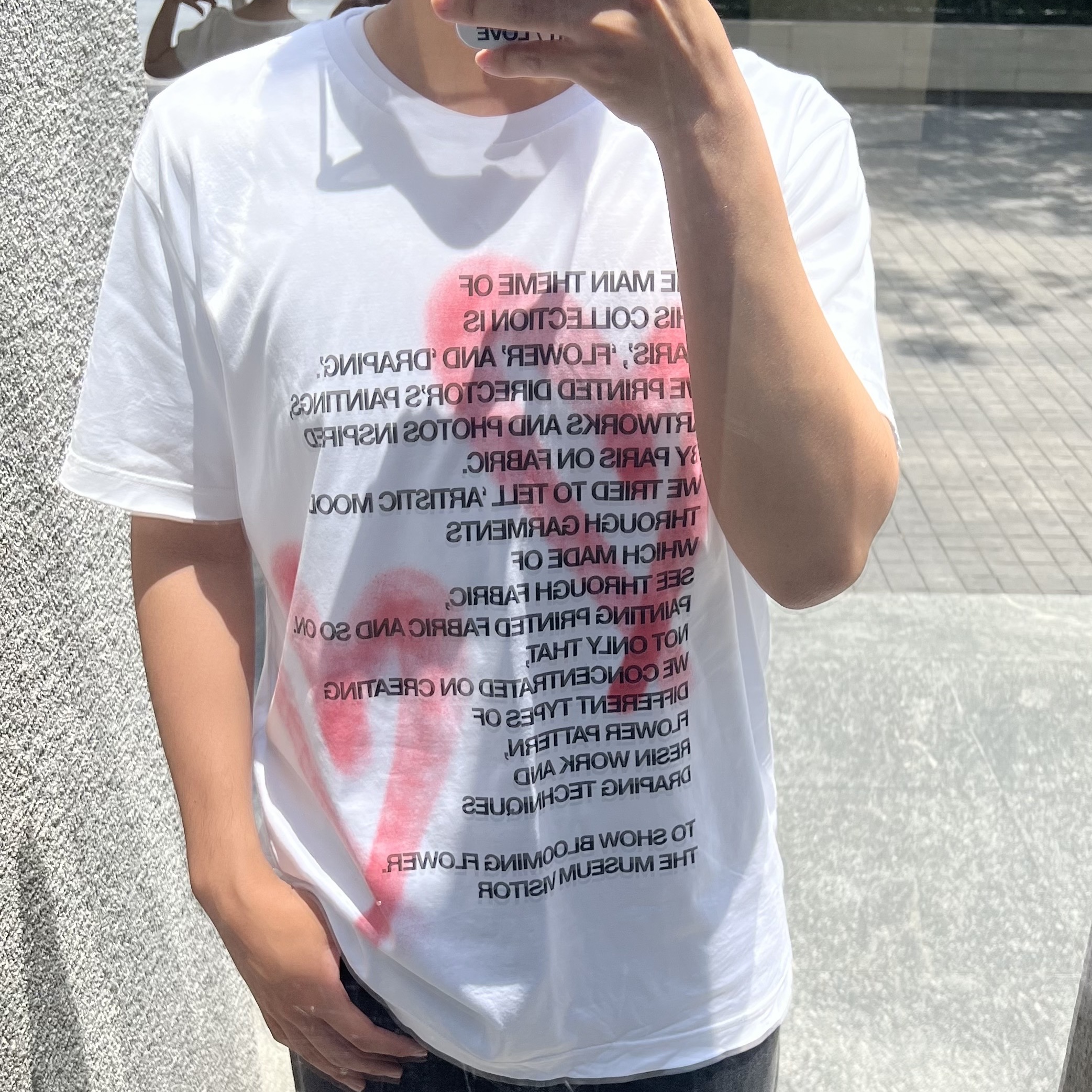 The Museum Visitor Heart Sprayed T-Shirts White 착용 스타일