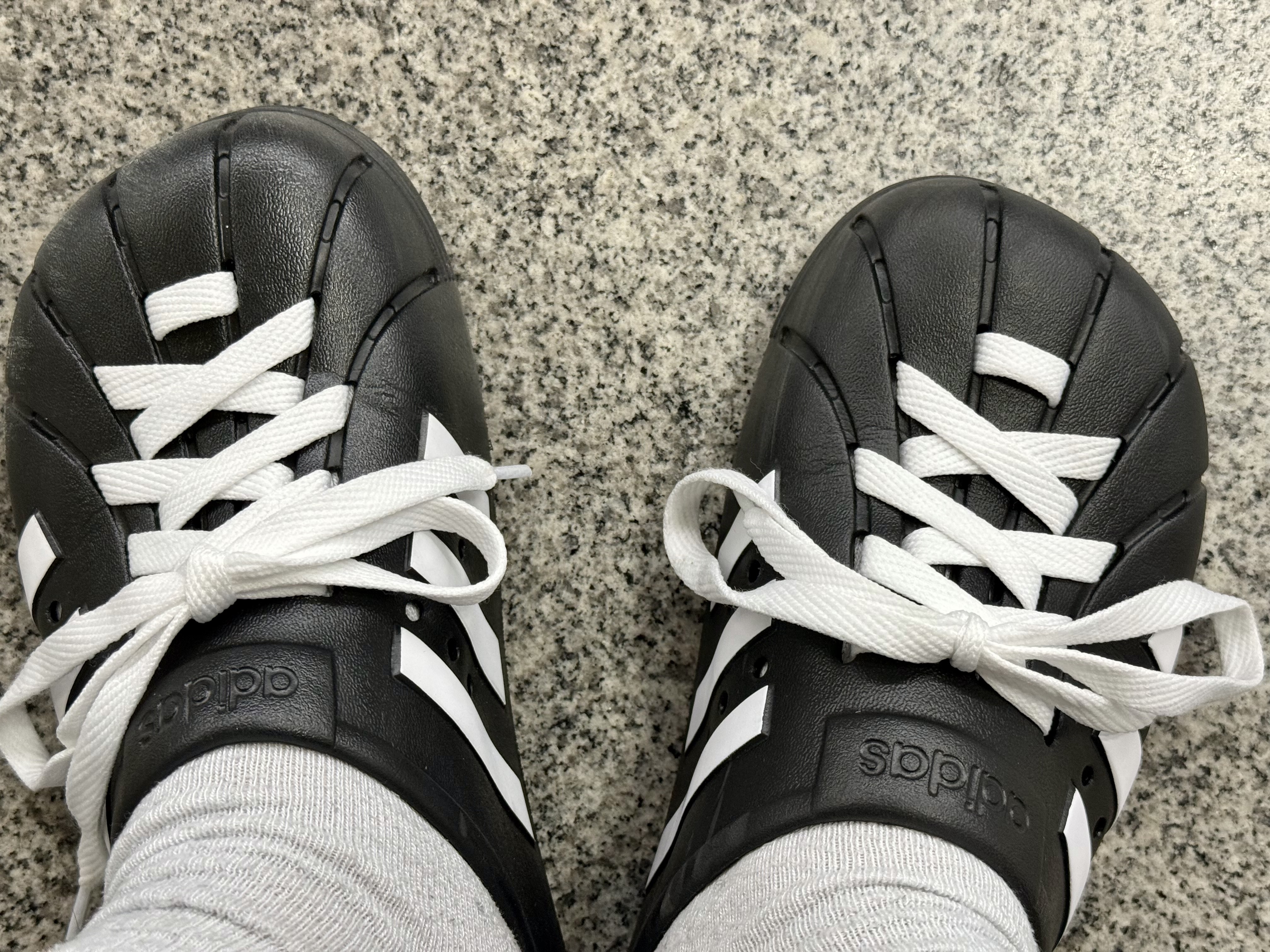 Adidas Adilette Clog Black White 착용 스타일