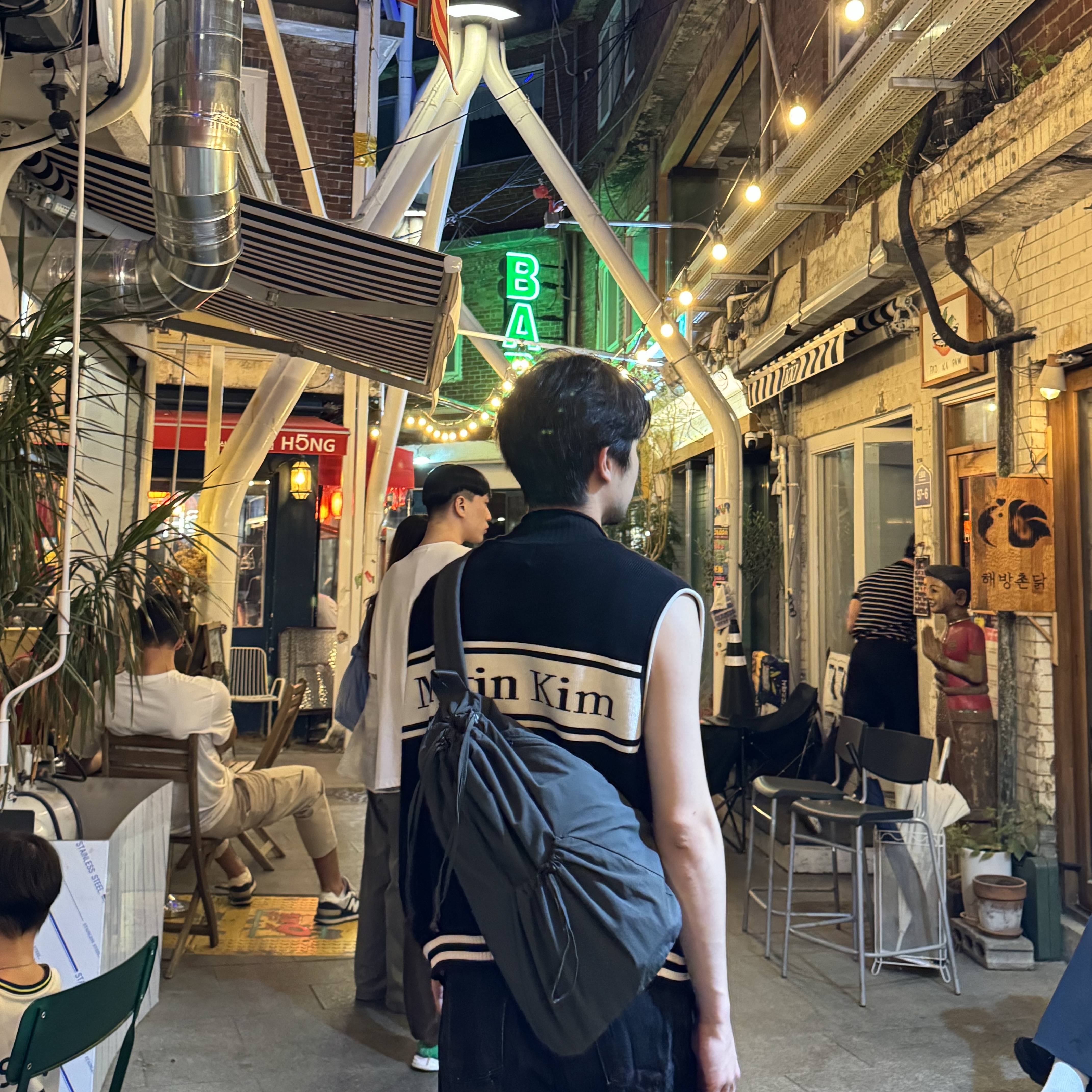 (W) Matin Kim Spell Point Stripe Knit Vest Black 착용 스타일
