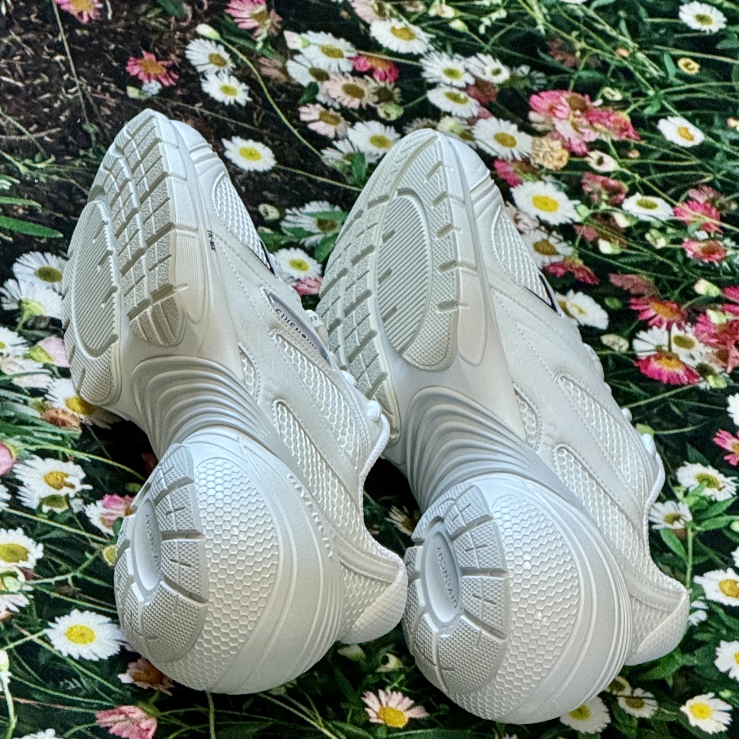Givenchy TK-MX Runner Sneakers in Mesh Ivory, Givenchy TK-MX Runner Sneakers in Mesh Black 착용 스타일 - 4