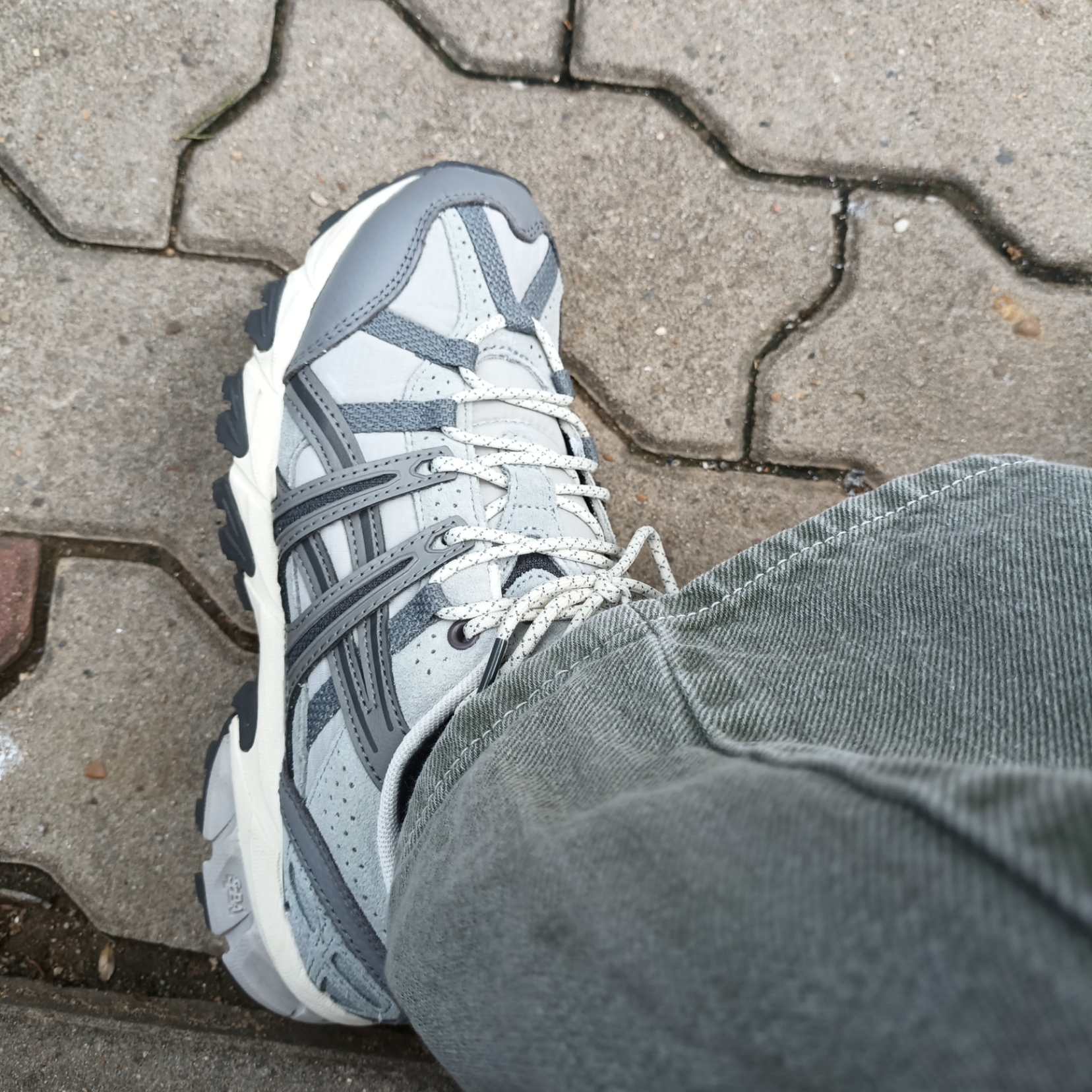 Asics Gel-Sonoma 15-50 Oyster Grey Clay Grey 착용 스타일 - 2