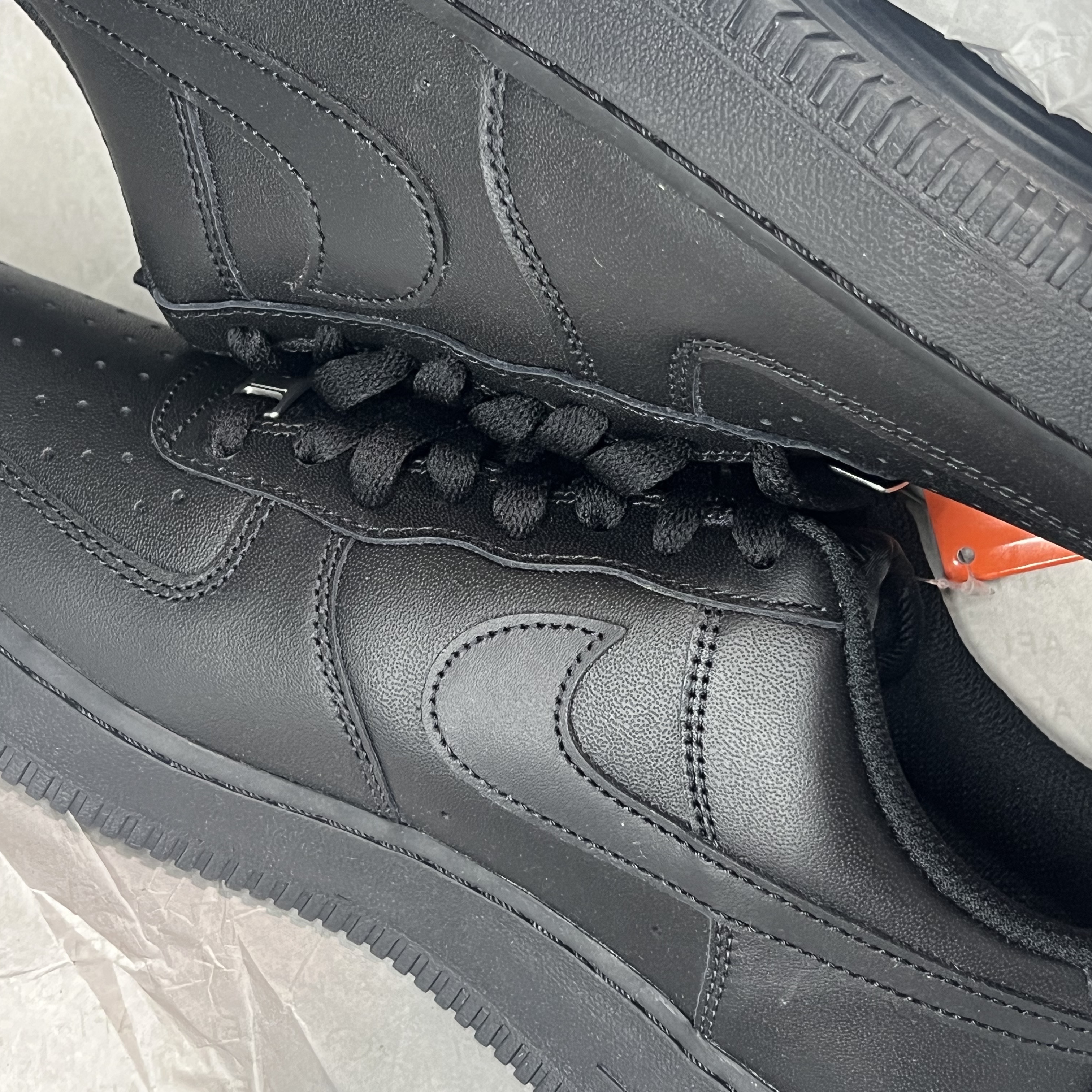 Nike x Peaceminusone Air Force 1 Low Para-Noise 3.0 Black and Multicolor, Nike Air Force 1 '07 Low Triple Black 착용 스타일 - 2