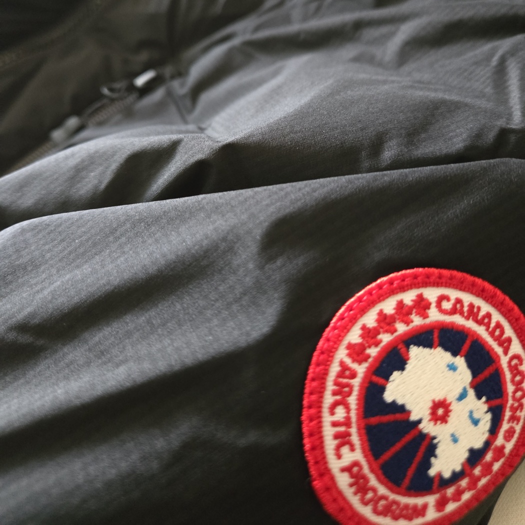 Canada Goose Lodge Down Hoody Matte Finish Black 착용 스타일