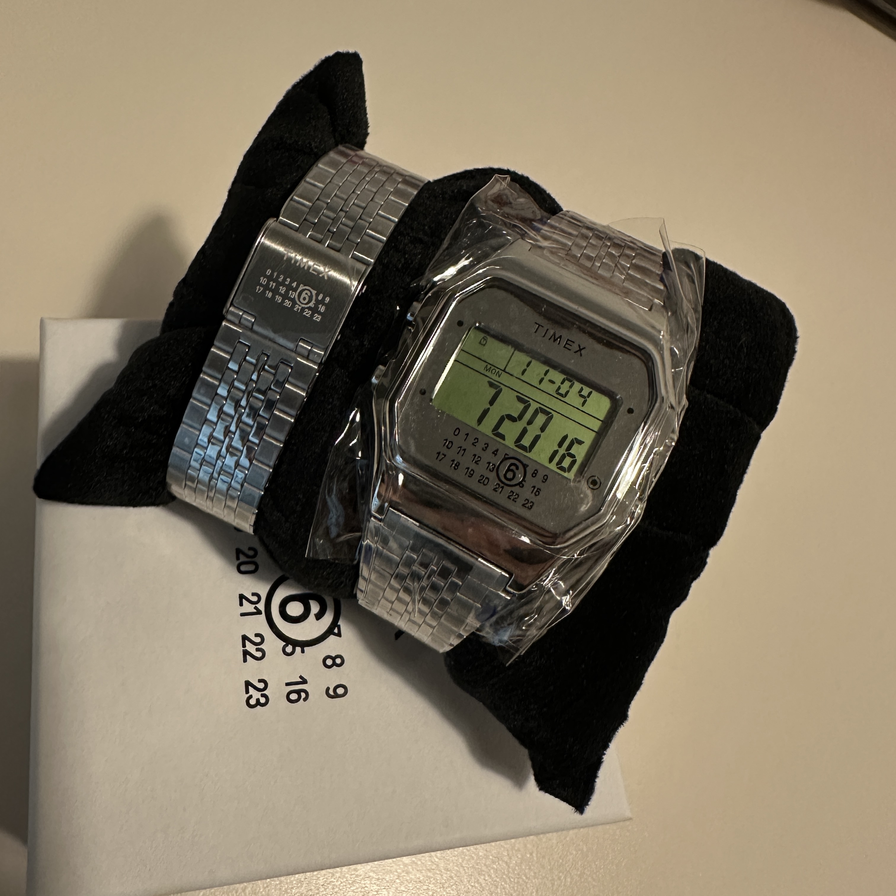 Timex x MM6 Maison Margiela T80 Gift Set w/ Extra Bracelet Stainless Steel 착용 스타일