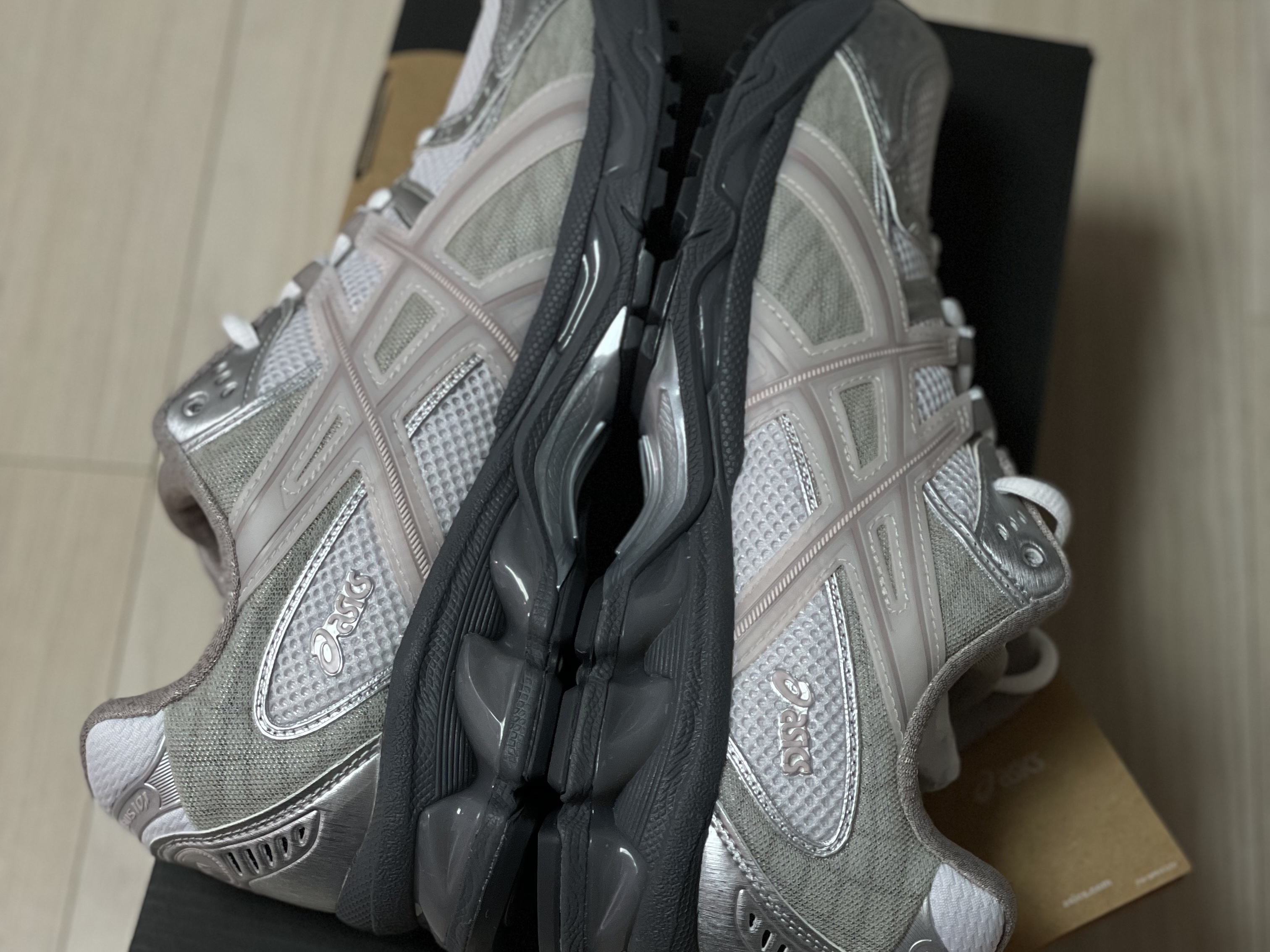 Asics x Ronnie Fieg Gel-Nimbus 10.1 White Morganite 착용 스타일 - 3