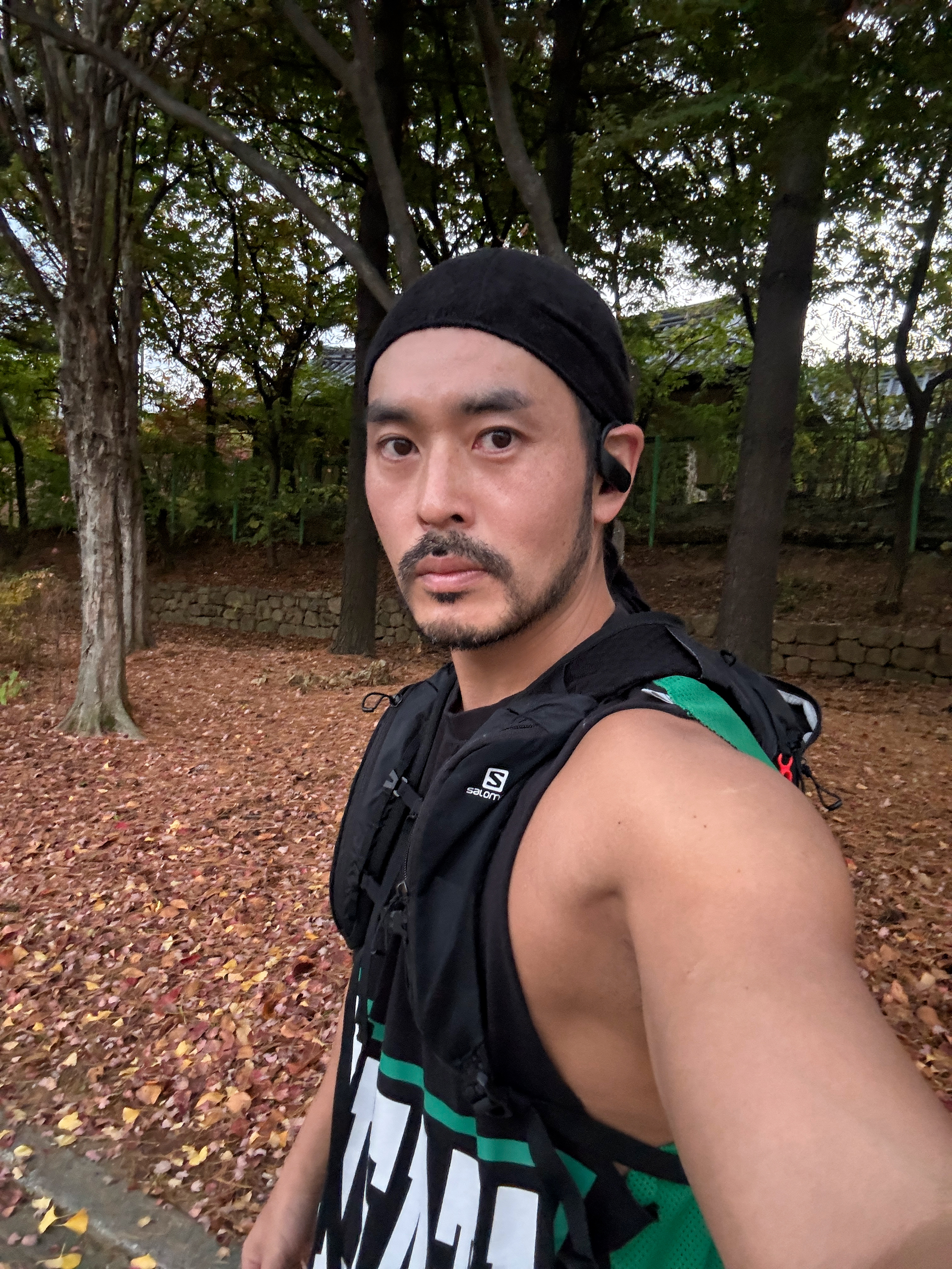 Hoka Bondi 8 Black - Wide, Salomon XT 10 Rucksack Black 착용 스타일 - 7