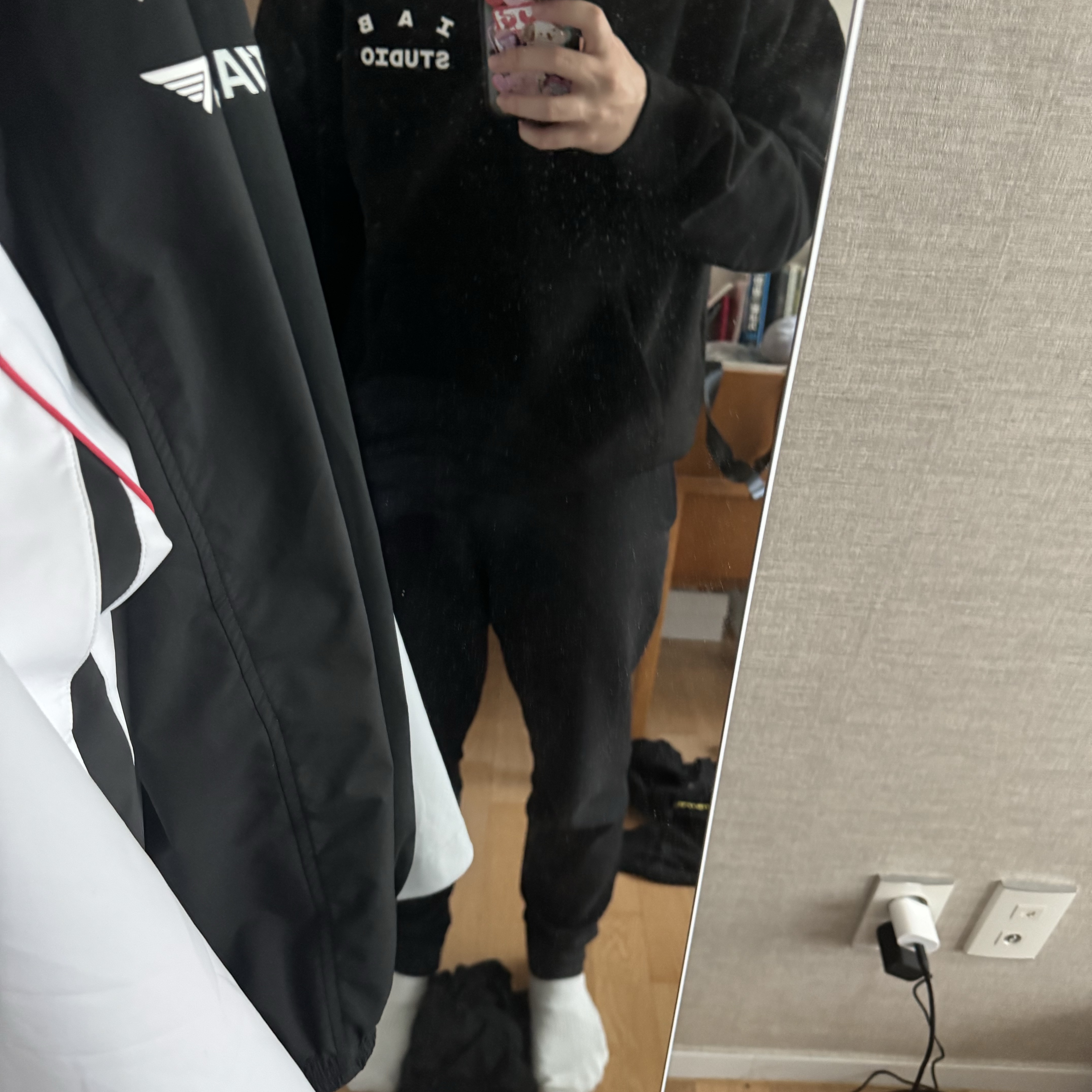 IAB Studio Hoodie Black 착용 스타일