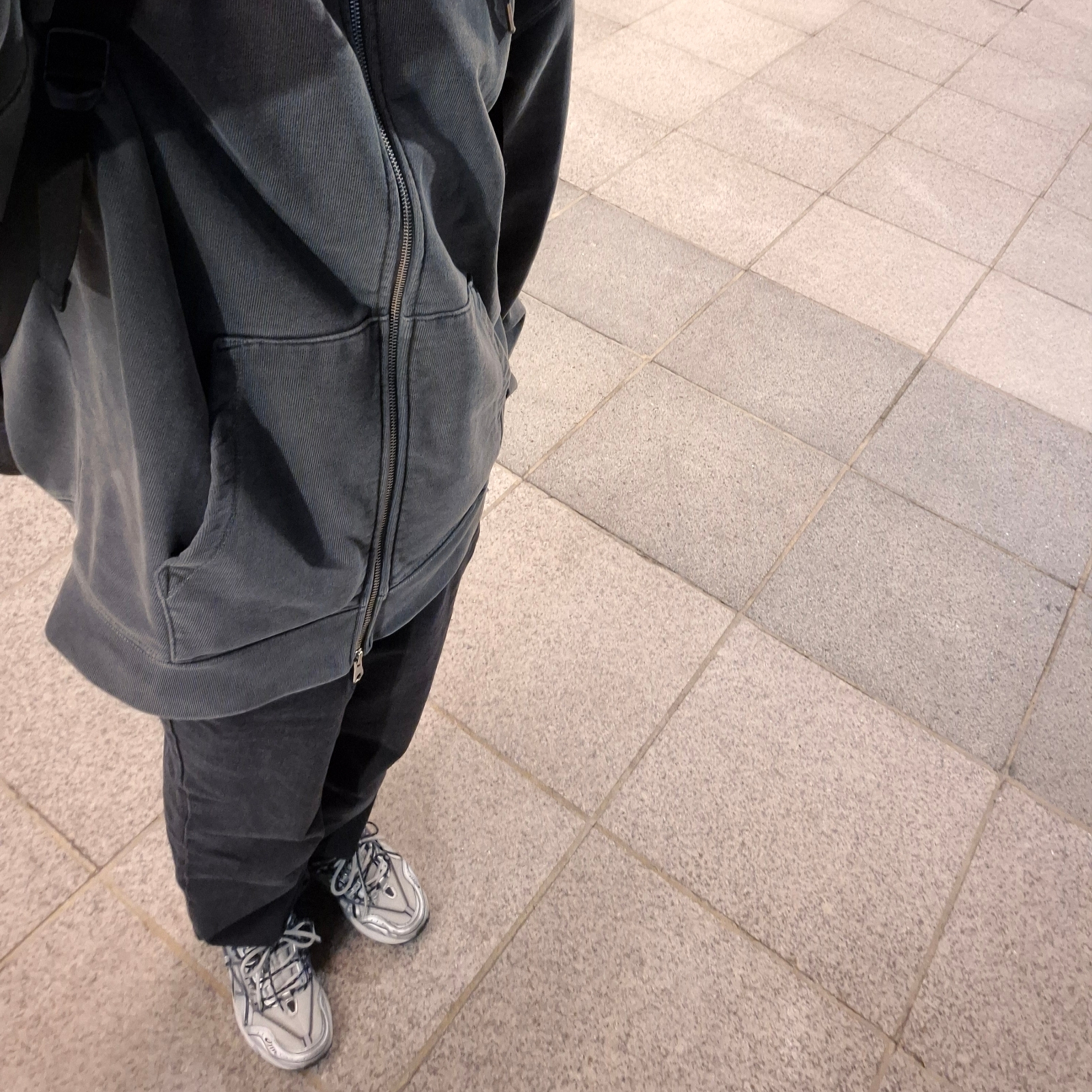 Asics x Andersson Bell Gel-1090 Glacier Grey Silver 착용 스타일 - 1
