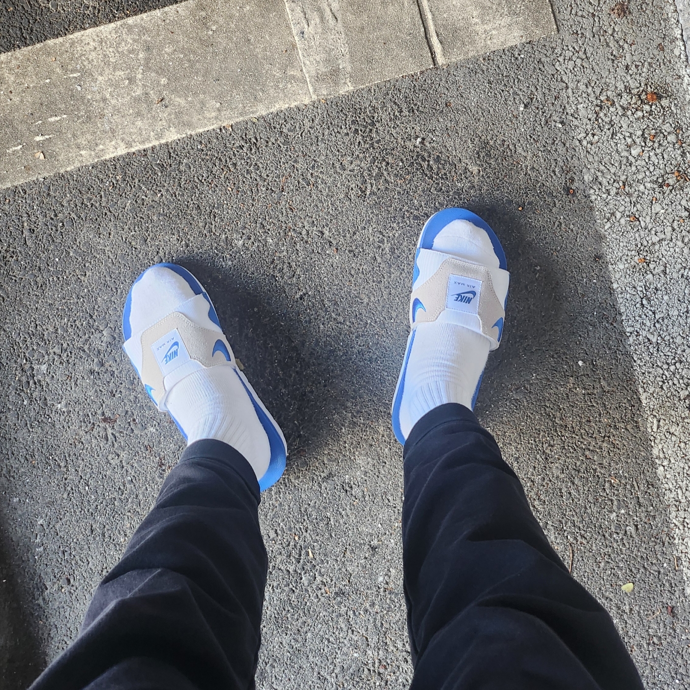 Nike Air Max 1 Slide Royal Blue Light Neutral Grey 착용 스타일