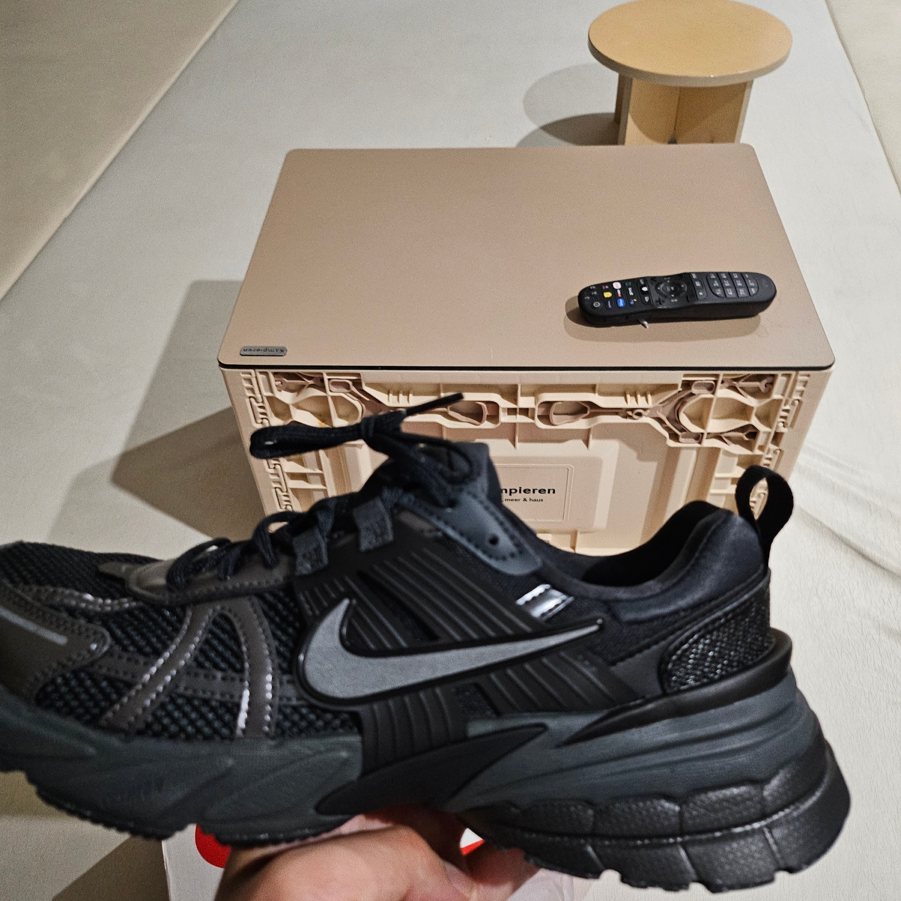 Nike V2K Run Black Anthracite 착용 스타일