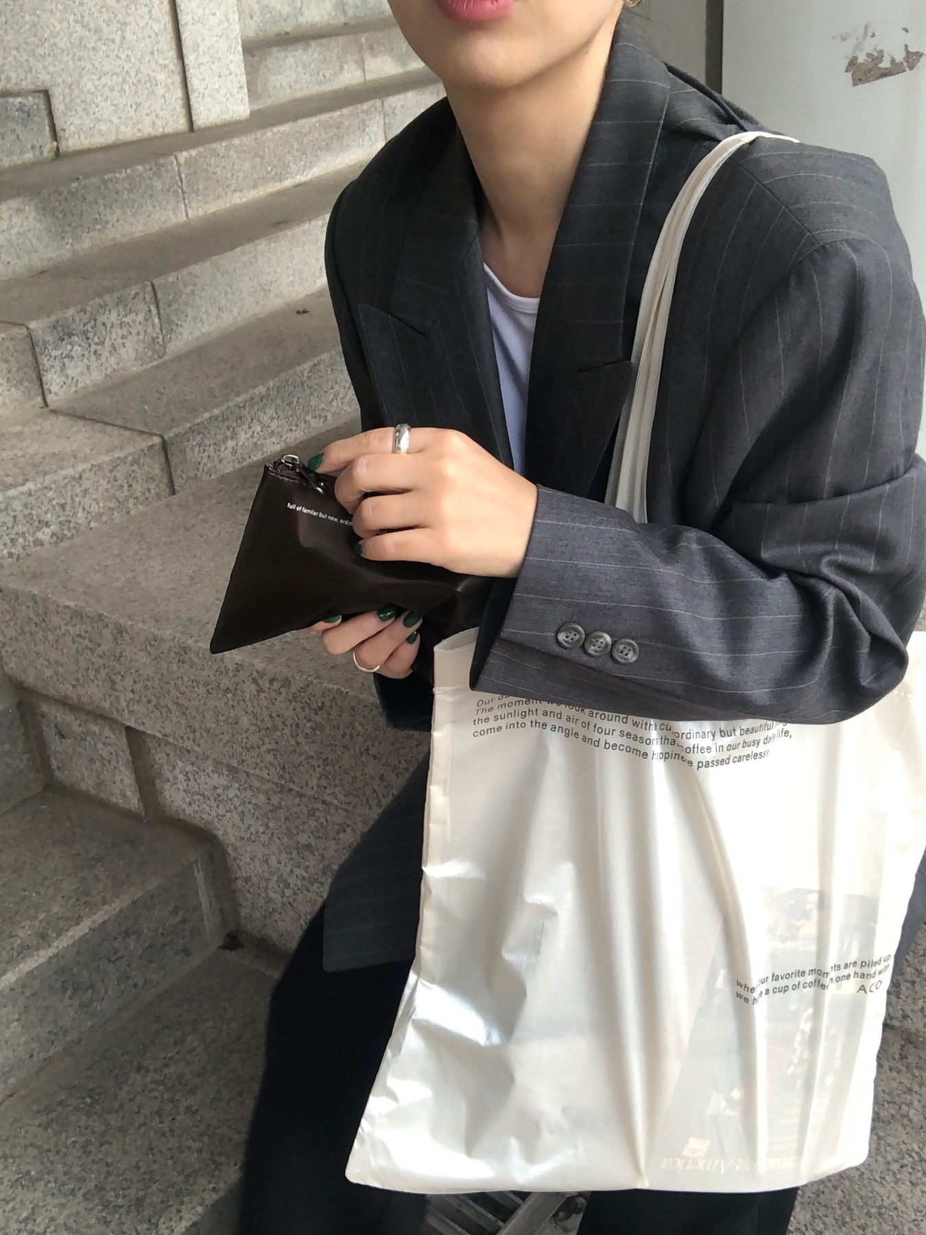 ACOC Milestone Pouch Brown 착용 스타일 - 3