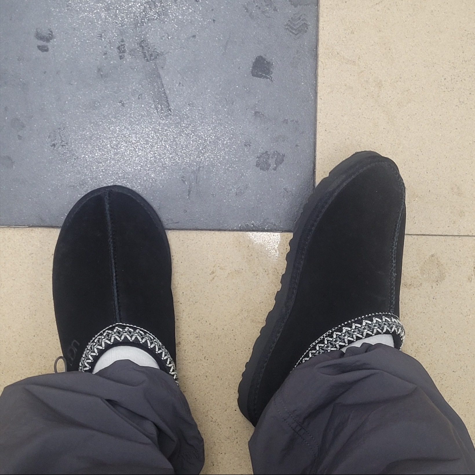 UGG Tasman Black 착용 스타일