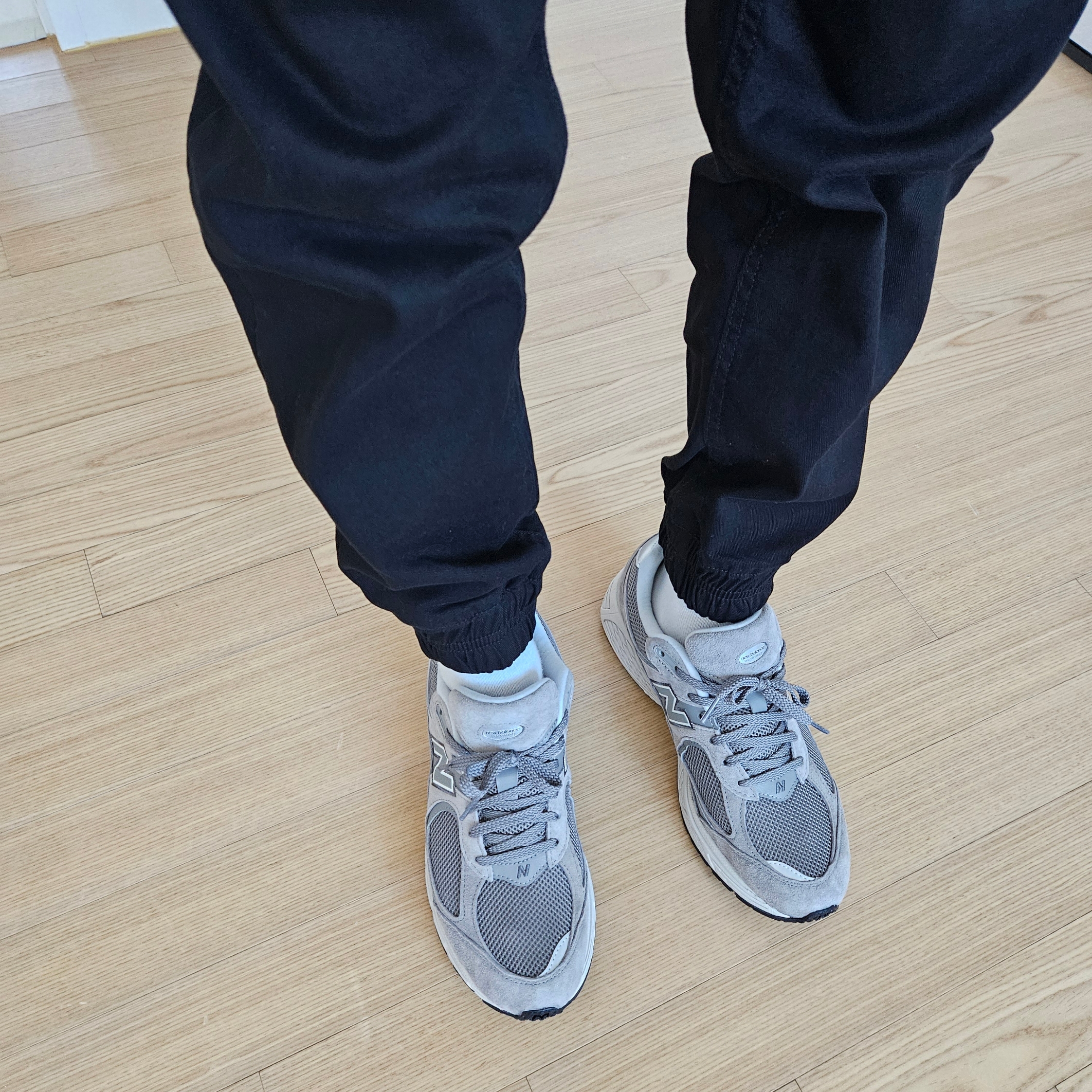 New Balance 2002R Grey 착용 스타일 - 1