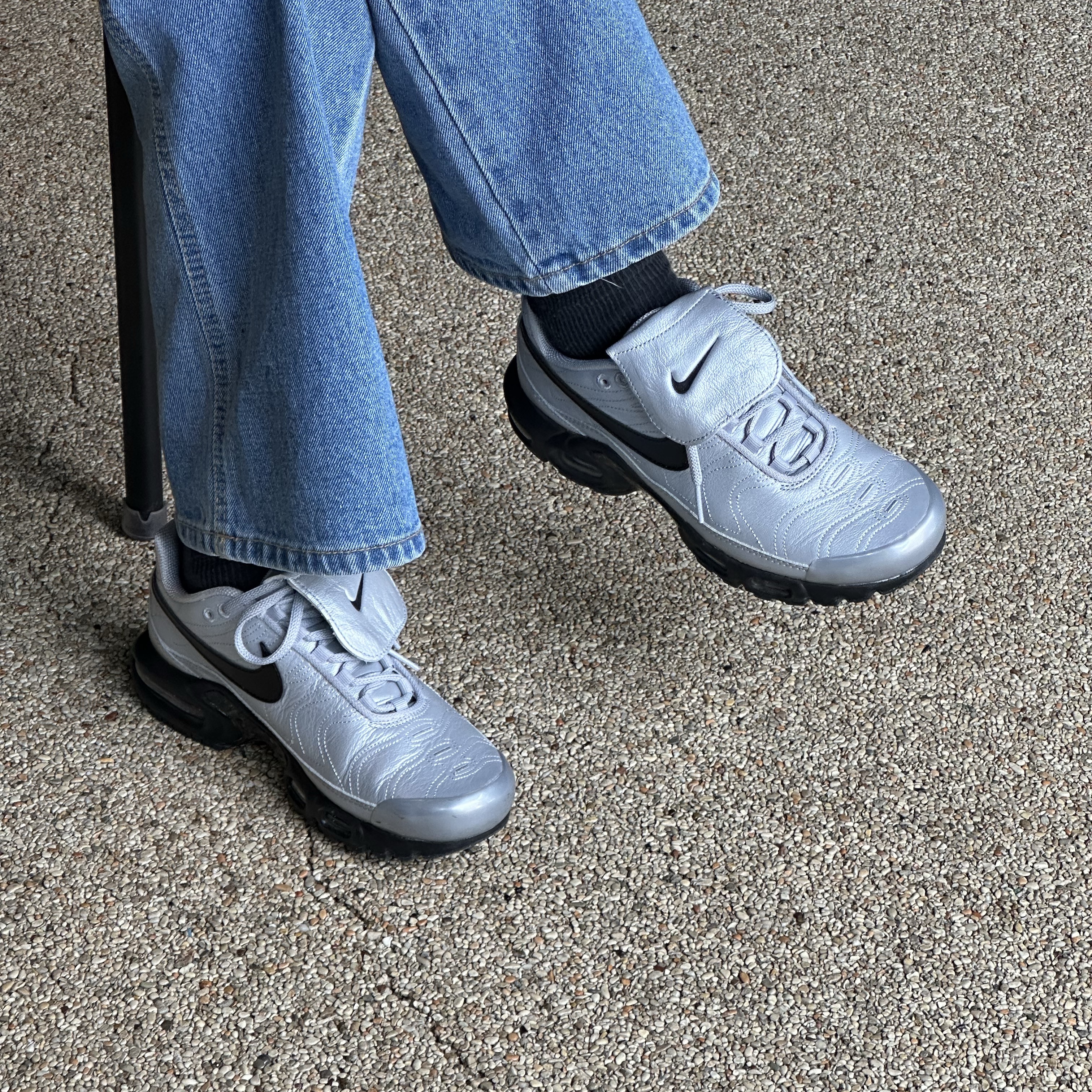 Nike Air Max Plus TNPO Wolf Grey and Black, Maison Kitsune Double Monochrome Fox Head Classic Sweatshirt Black 착용 스타일 - 2