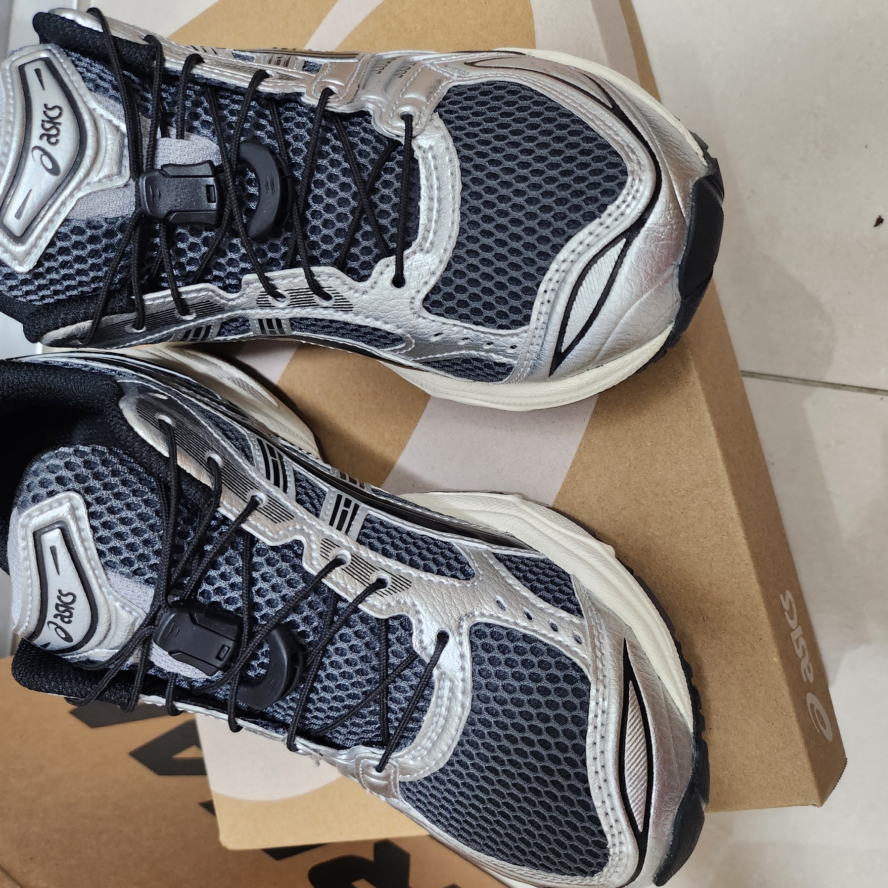 Asics Unlimited Gel-Kayano 14 Carrier Grey Black 착용 스타일
