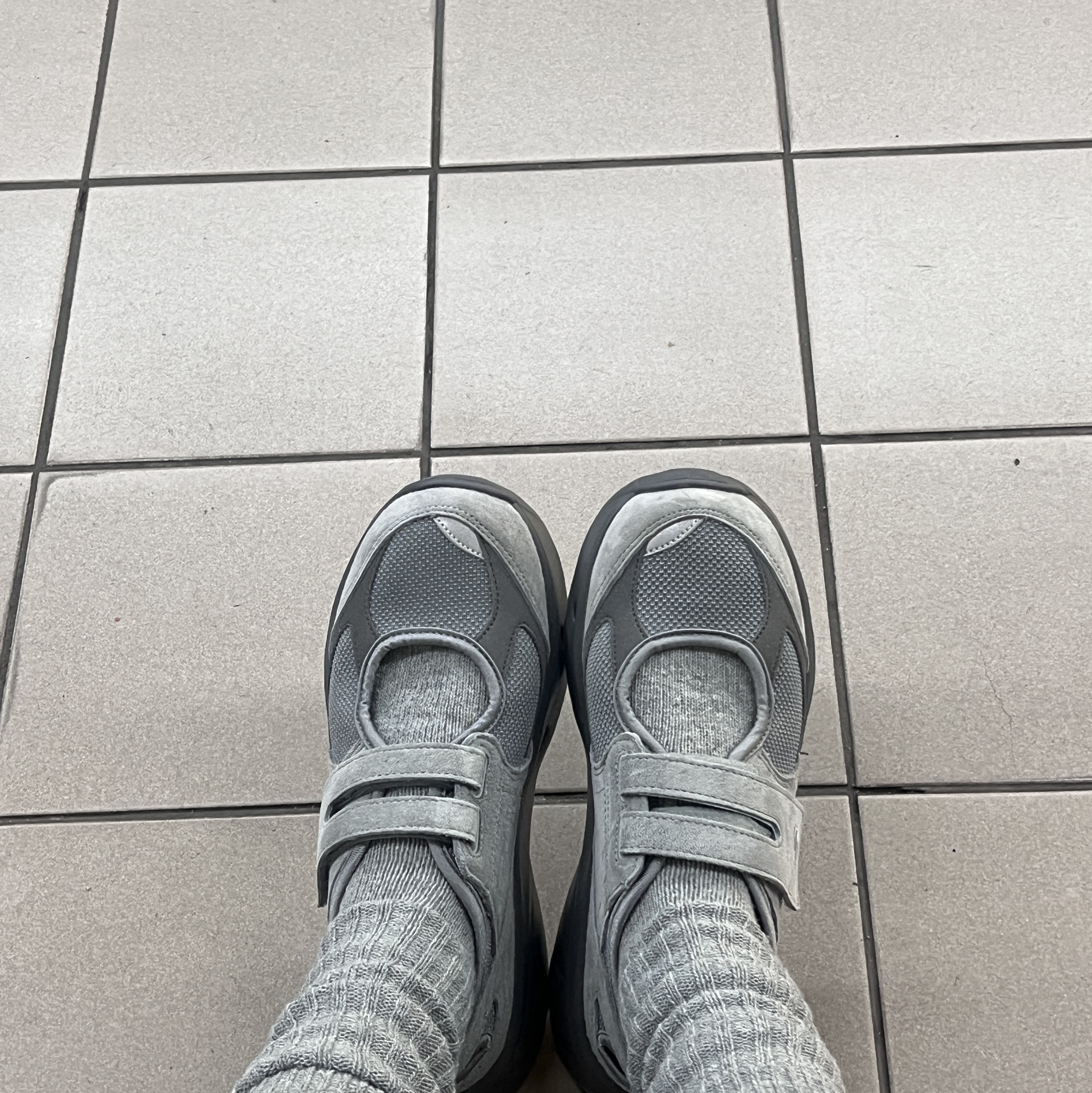 (W) New Balance Breeze SD2203 Grey 착용 스타일 - 2