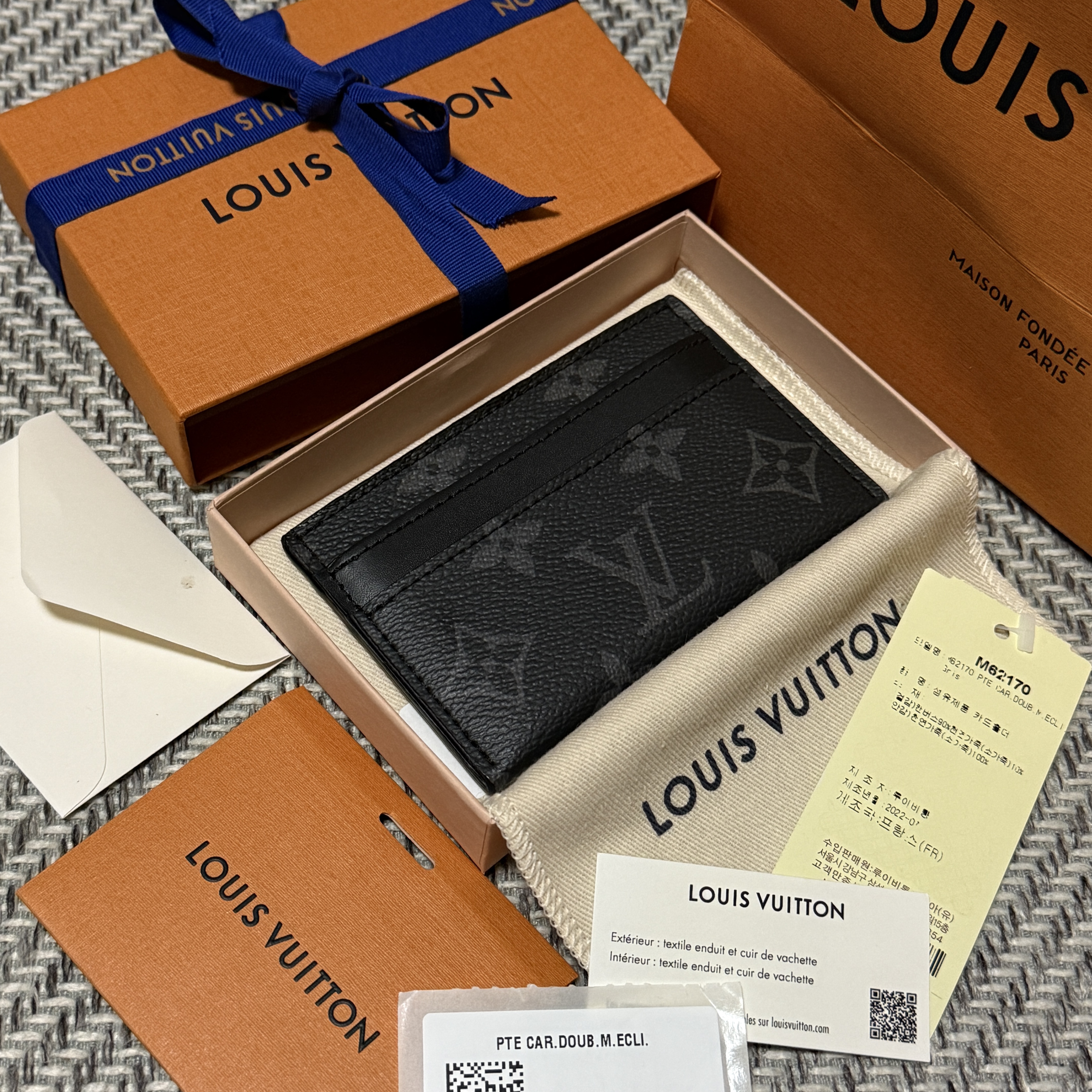 Louis Vuitton Double Card Holder Monogram Eclipse 착용 스타일