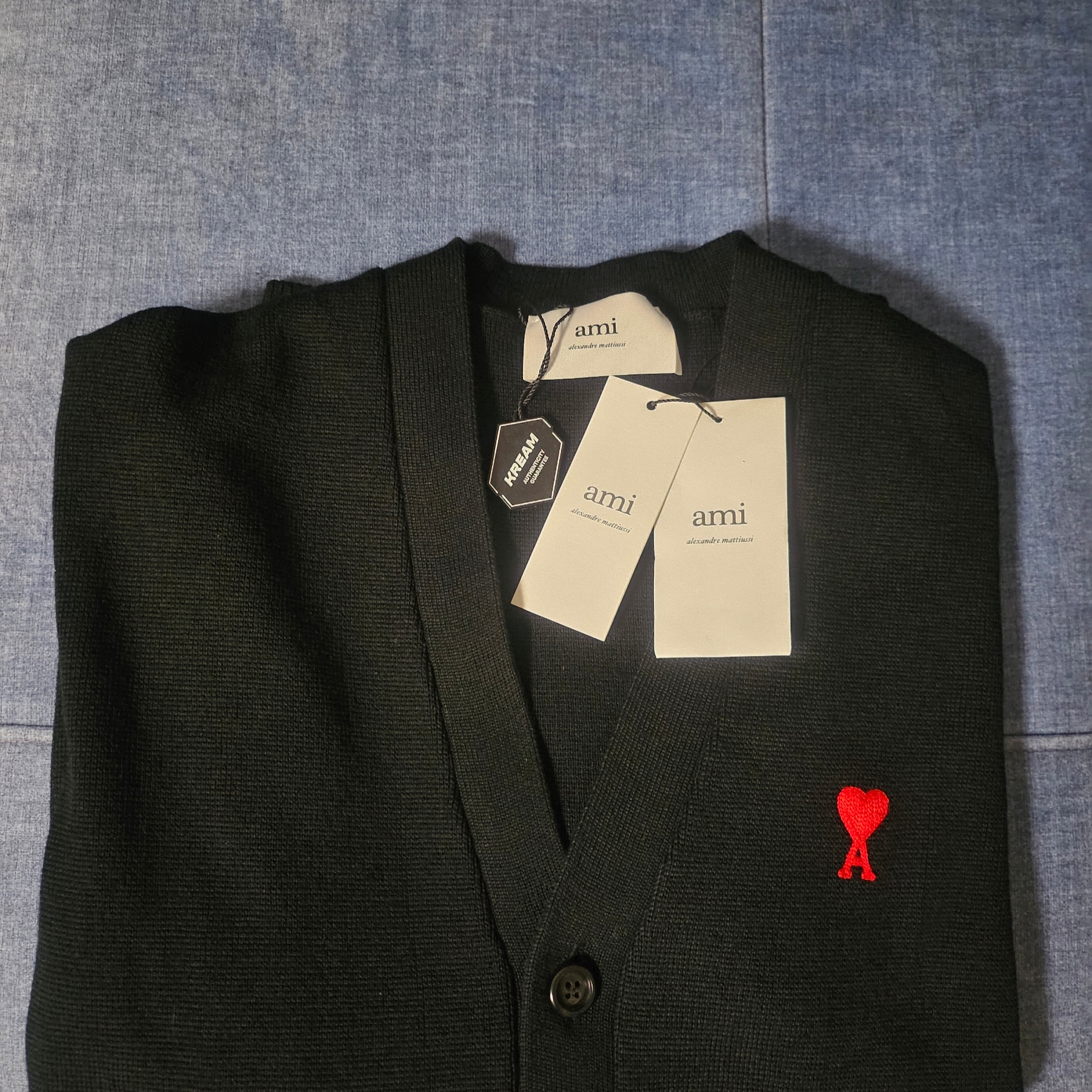 AMI de Coeur Wool Cardigan Black 착용 스타일