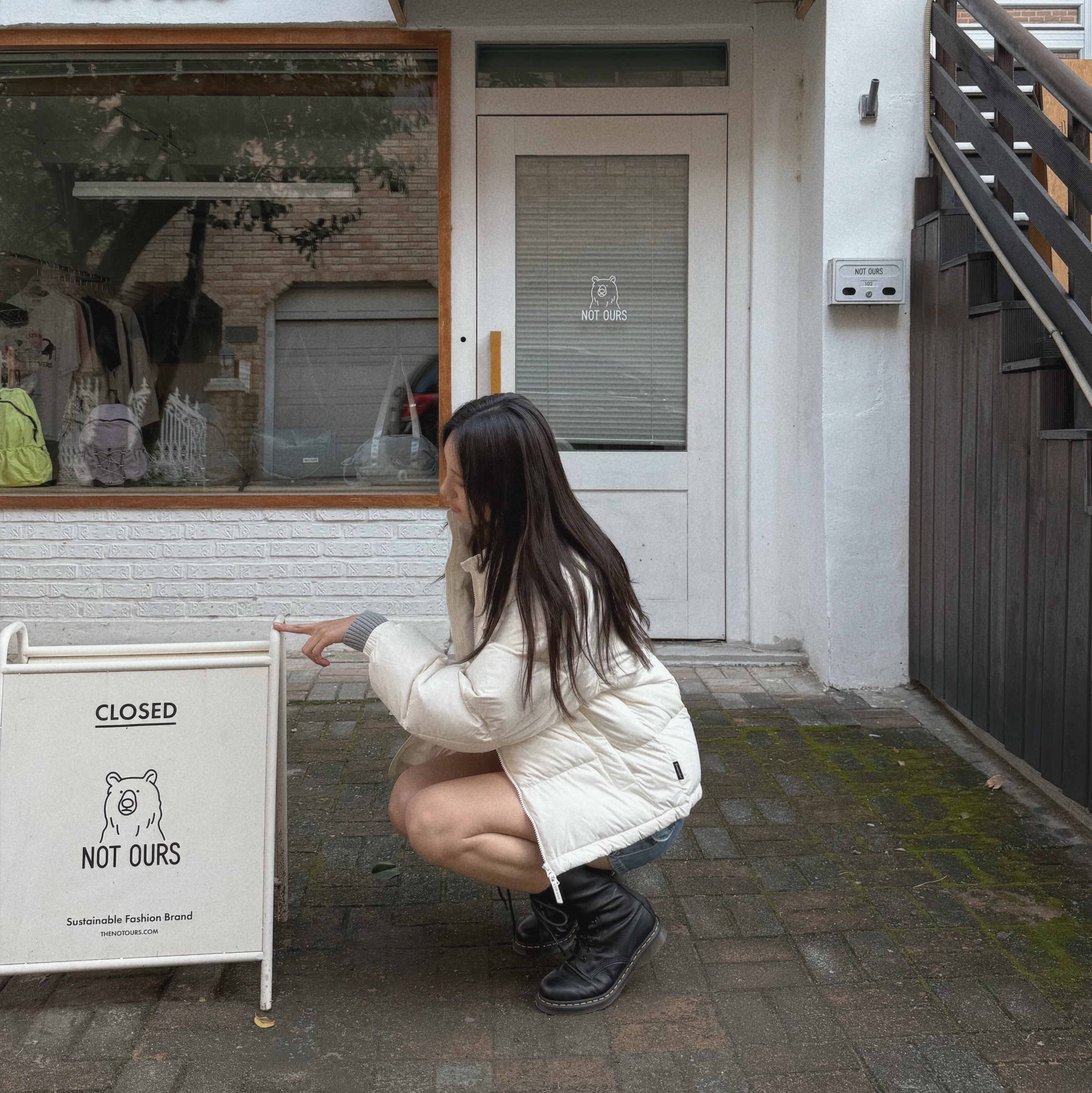 (W) Dr. Martens Audrick 20 Eye Leather Knee High Platform Boots Black, (W) Discovery Expedition Pictor U Goose Down Lightweight Padding Ivory 착용 스타일 - 5