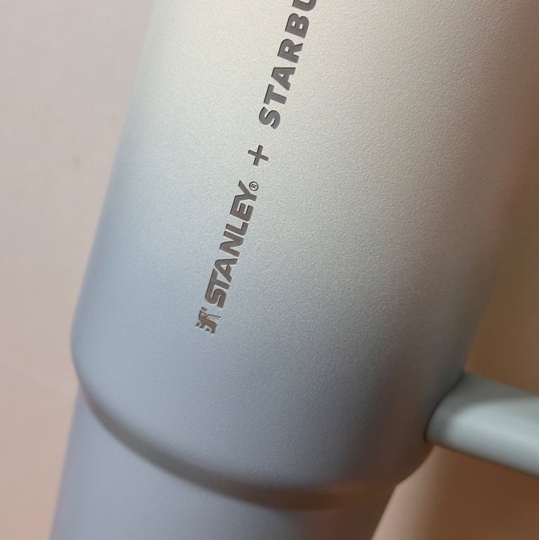 Starbucks SS Holiday Friends Quencher Tumbler 887ml 착용 스타일