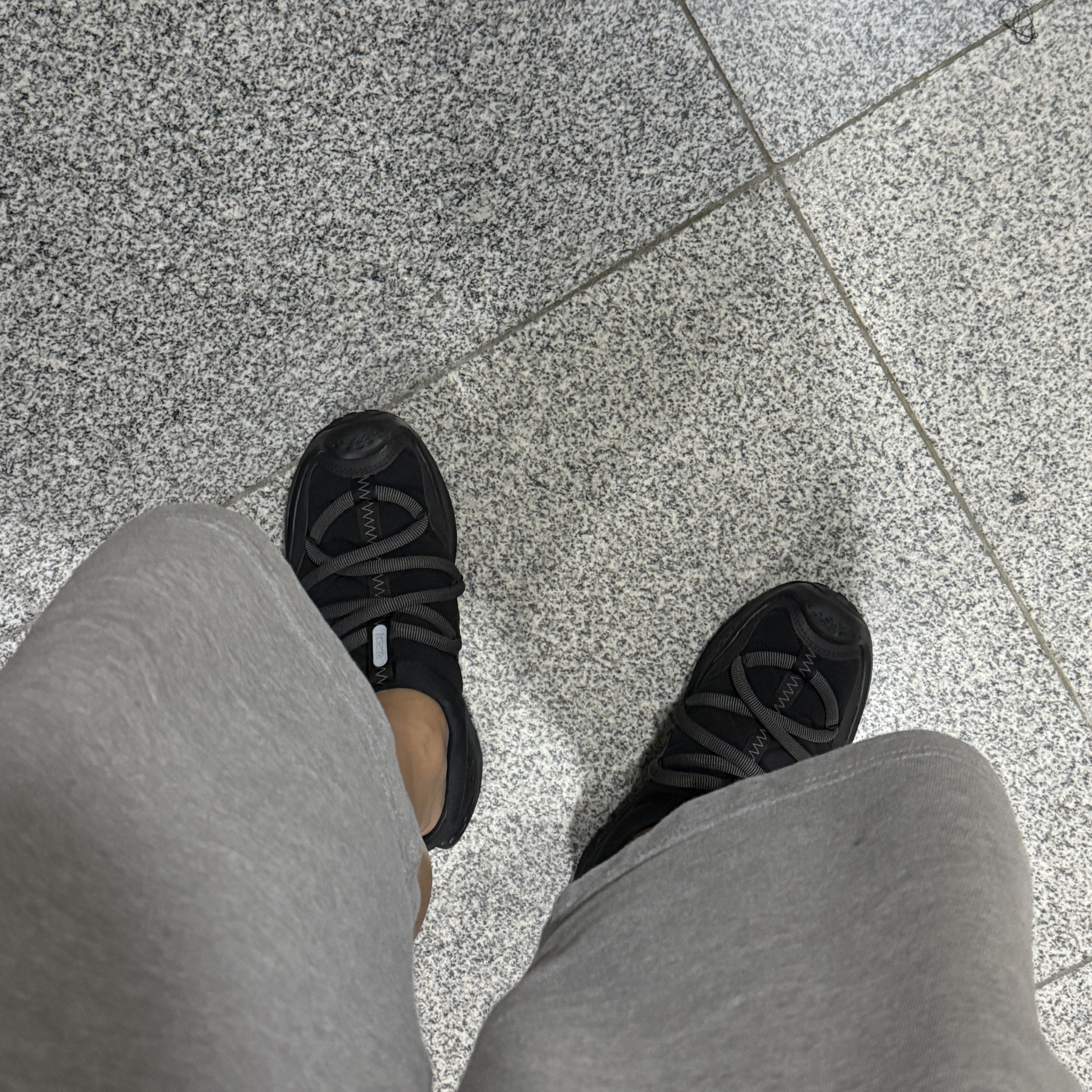 Hoka Ora Primo Black 착용 스타일
