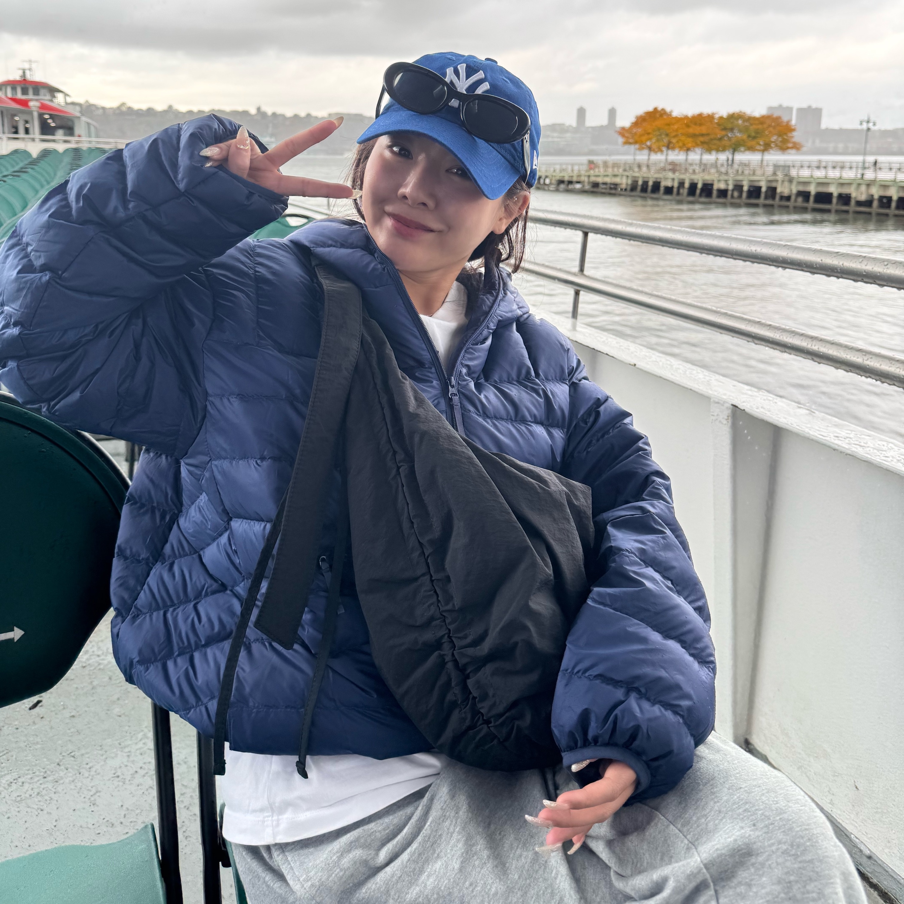 Supreme Micro Down Half Zip Hooded Pullover Navy - 24FW, New Era x MoMA New York Yankees Cap Bright Royal 착용 스타일