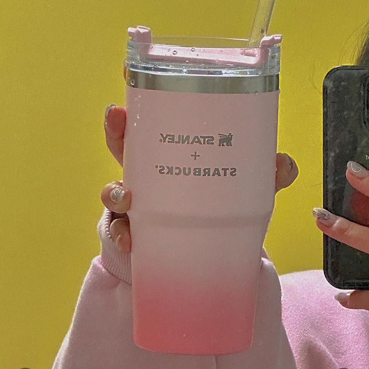 Starbucks SS Holiday Friends Quencher Tumbler 591ml 착용 스타일