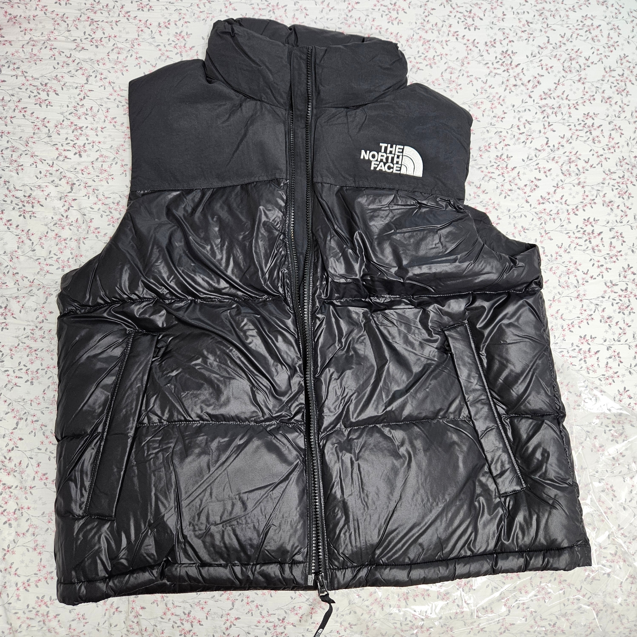 The North Face Nuptse On Ball Vest Black, Supreme Hanes Tagless T-Shirt White (3 Pack) 착용 스타일 - 2